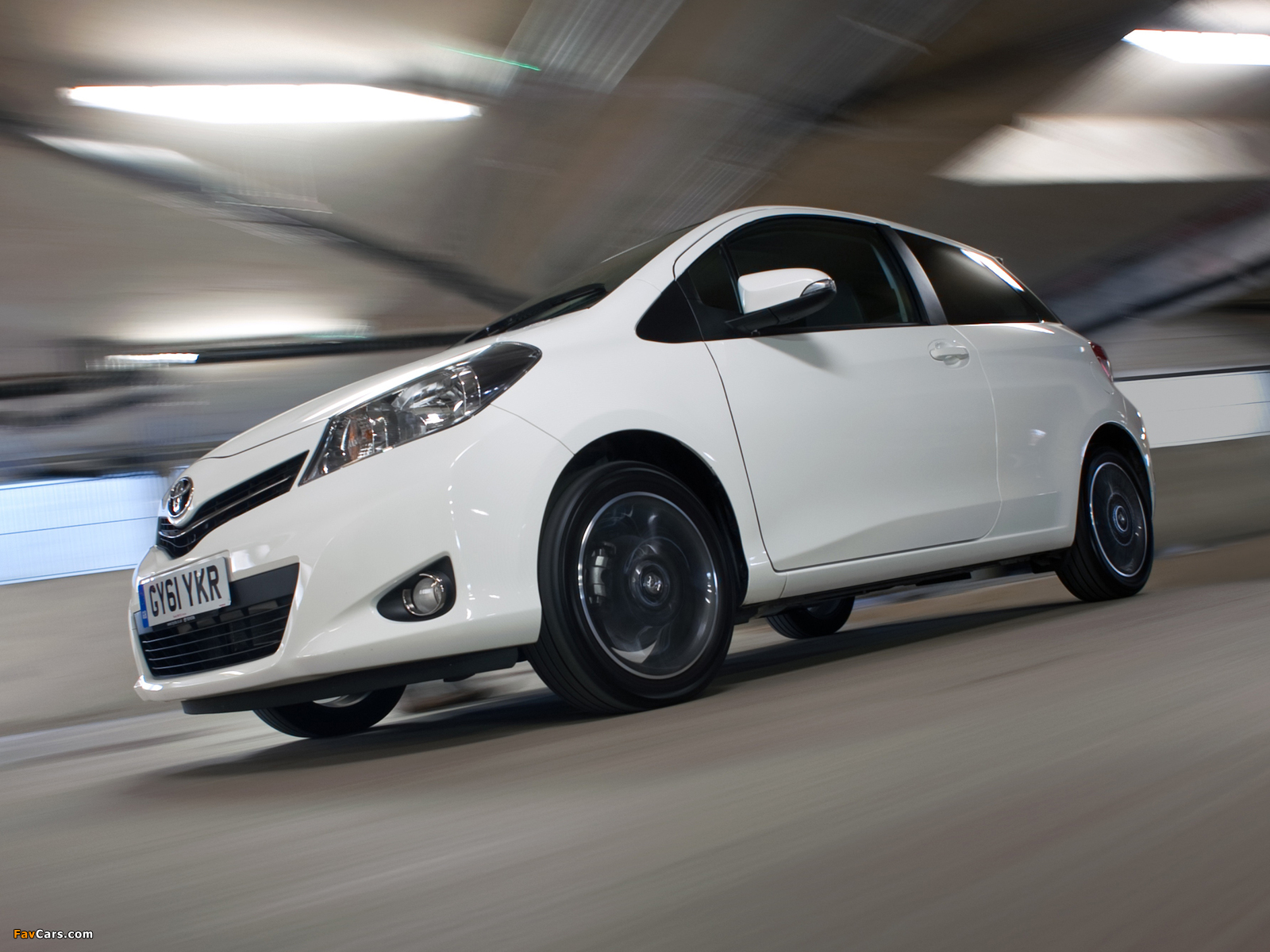 Toyota Yaris SR 3-door UK-spec 2011 pictures (1600 x 1200)