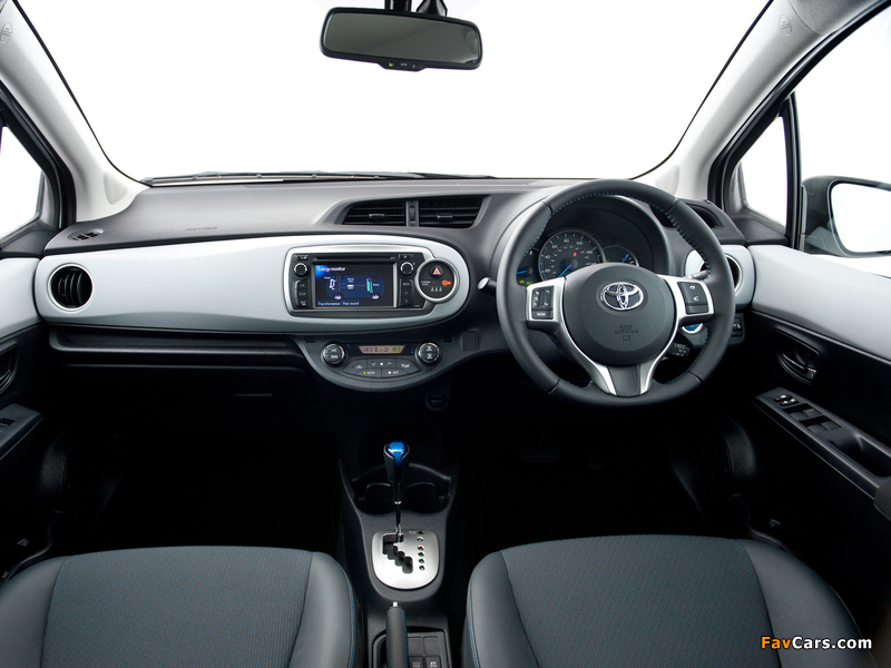 Toyota Yaris Hybrid UK-spec 2012 images (800 x 600)