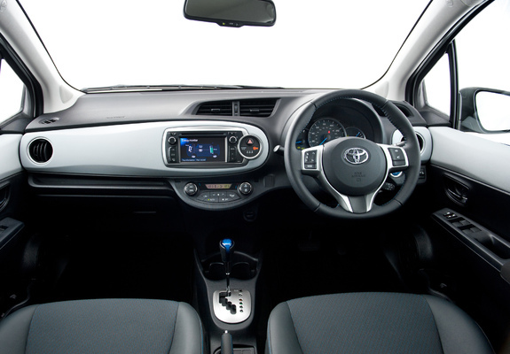 Toyota Yaris Hybrid UK-spec 2012 images