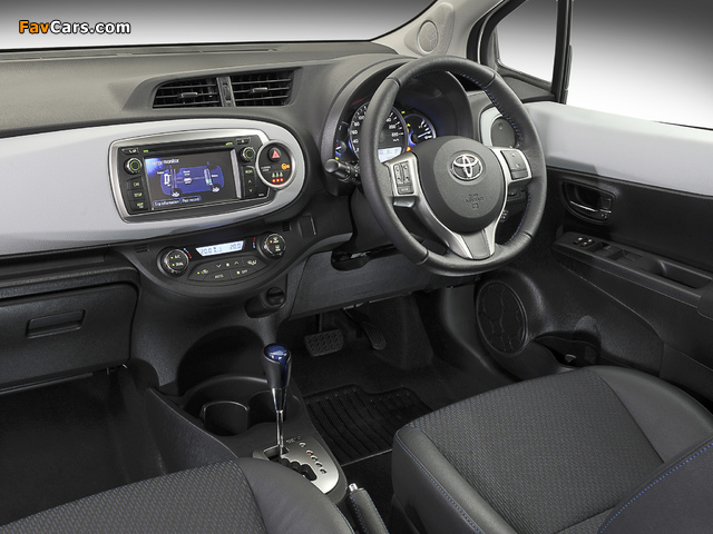 Toyota Yaris Hybrid ZA-spec 2012 photos (640 x 480)