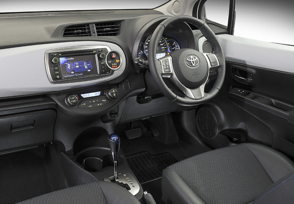 Toyota Yaris Hybrid ZA-spec 2012 photos