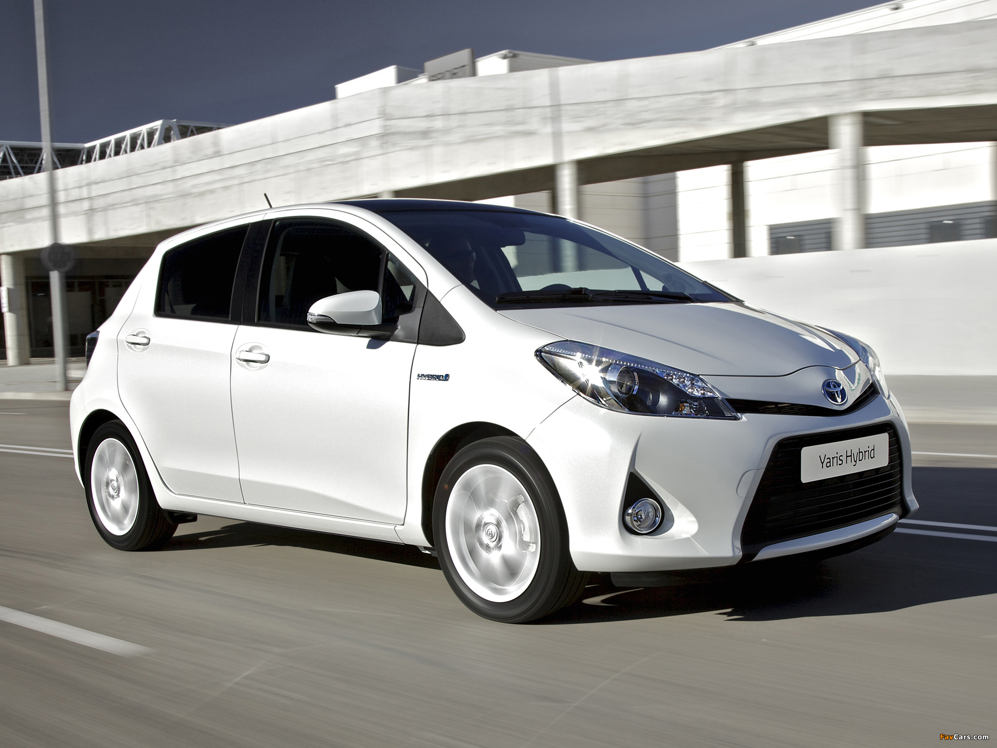 Toyota Yaris Hybrid 2012 pictures (2048 x 1536)