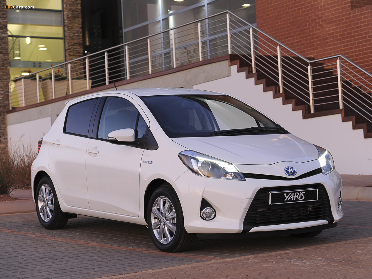 Toyota Yaris Hybrid ZA-spec 2012 pictures (1280 x 960)