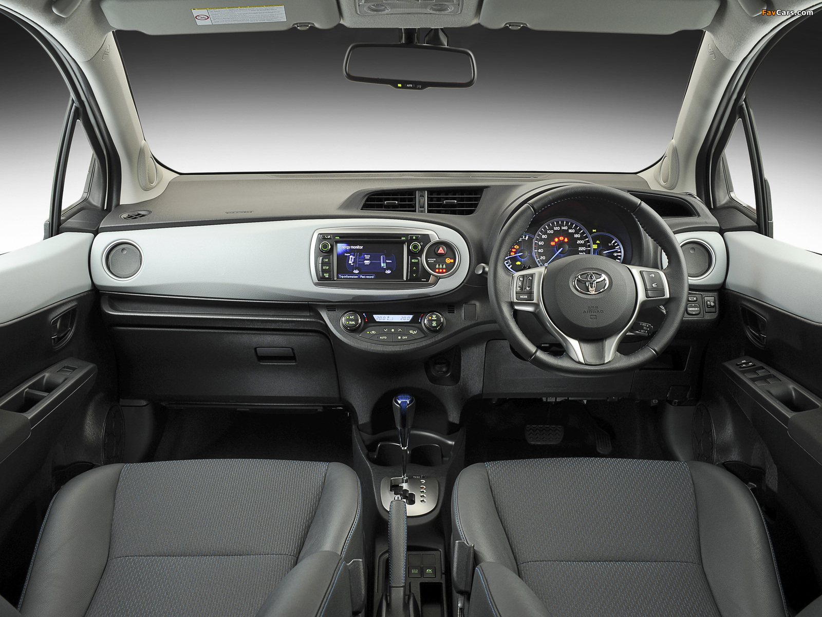 Toyota Yaris Hybrid ZA-spec 2012 pictures (1600 x 1200)