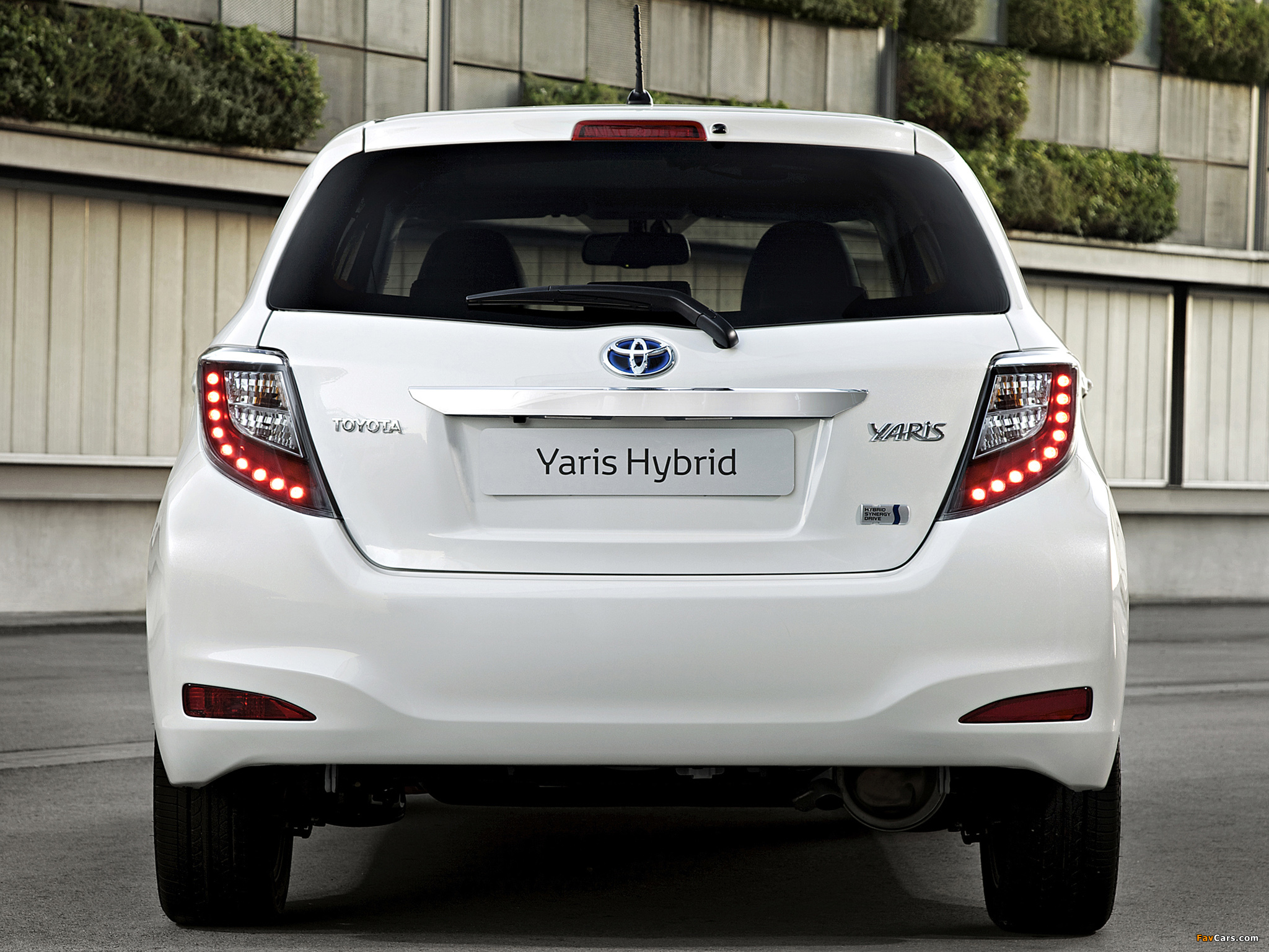 Toyota Yaris Hybrid 2012 wallpapers (2048 x 1536)