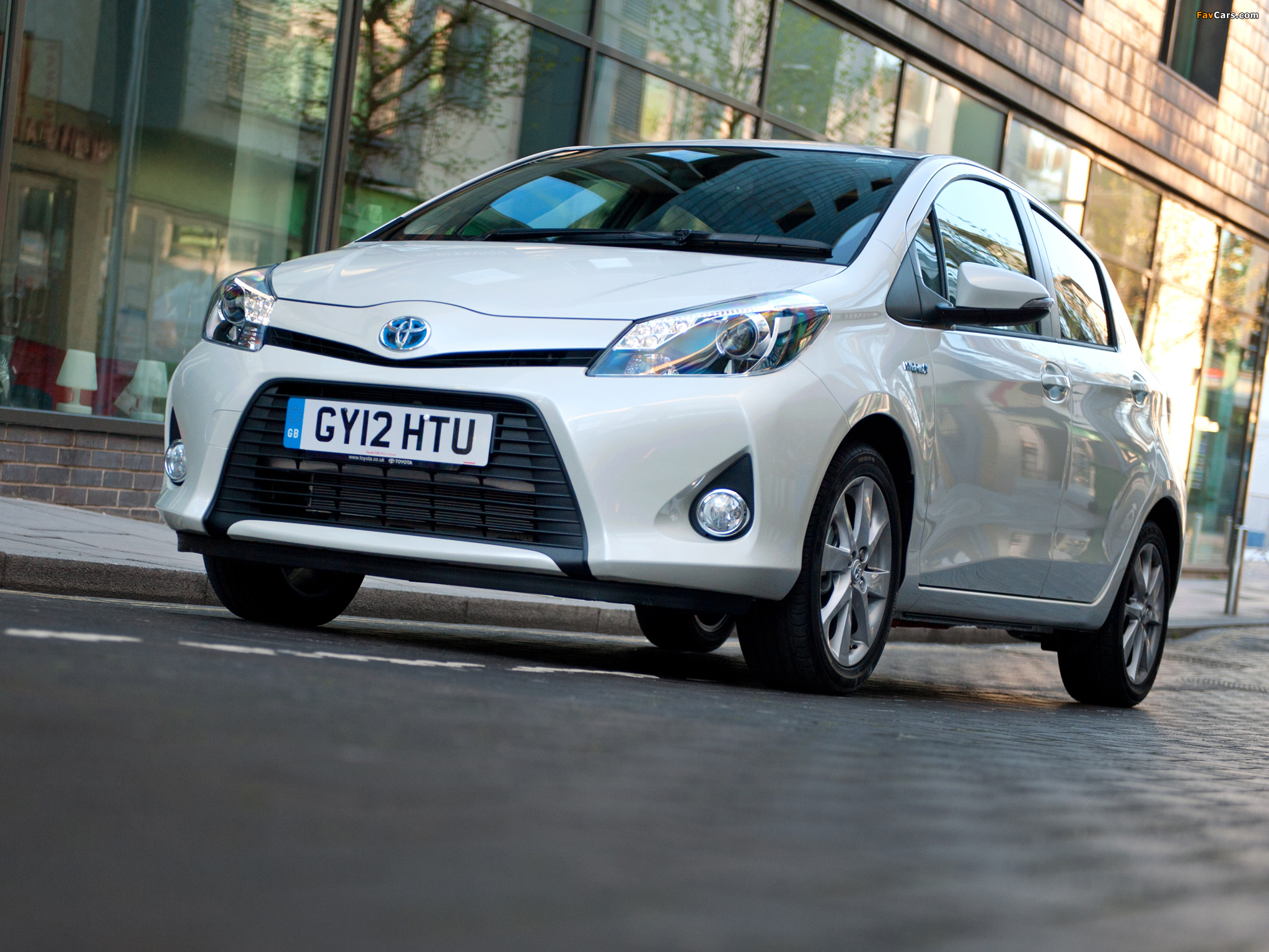 Toyota Yaris Hybrid UK-spec 2012 wallpapers (2048 x 1536)