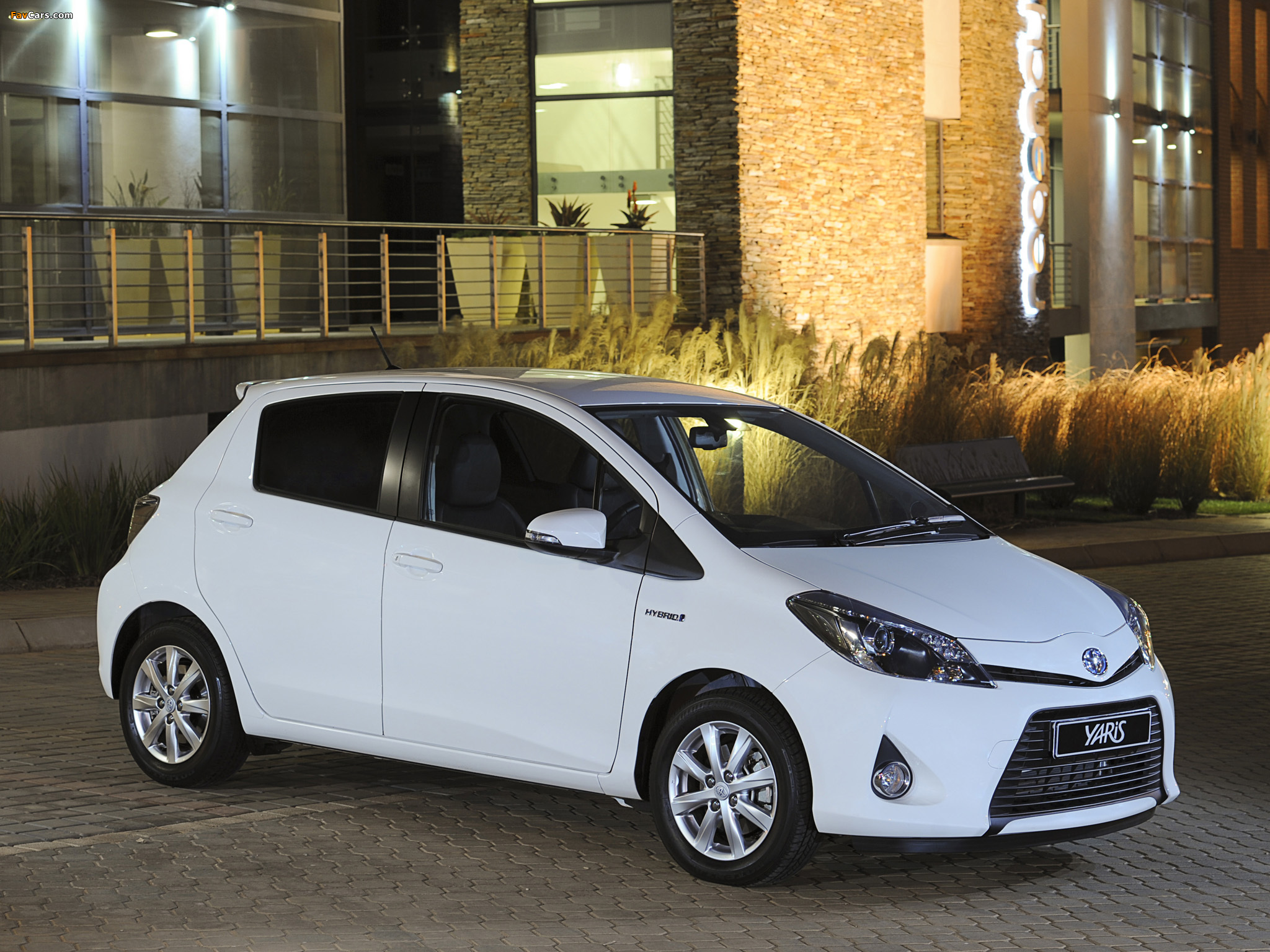 Toyota Yaris Hybrid ZA-spec 2012 wallpapers (2048 x 1536)