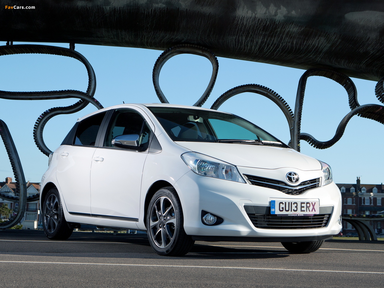 Toyota Yaris Trend 5-door UK-spec 2013 images (1280 x 960)