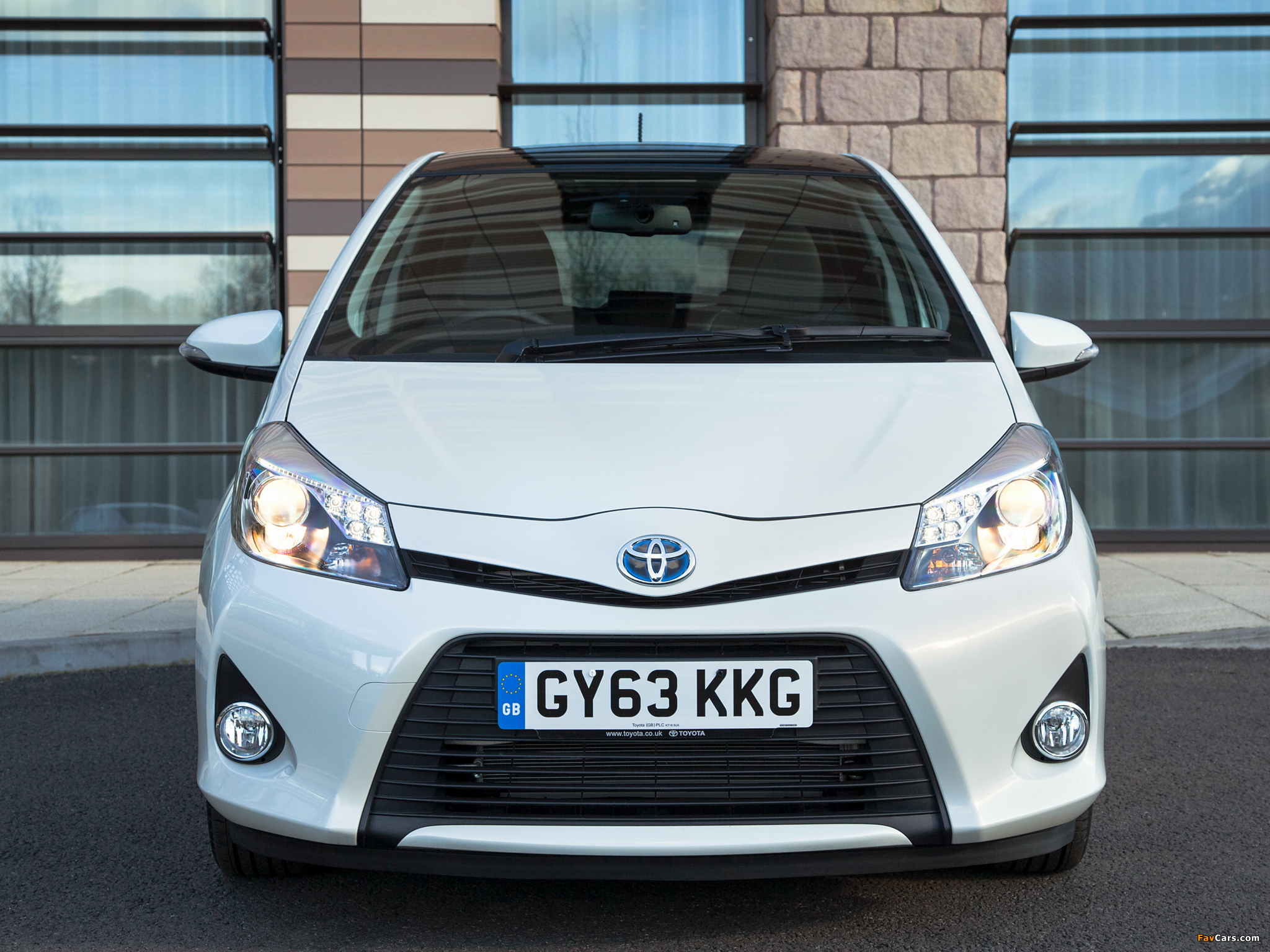 Toyota Yaris Hybrid Trend UK-spec 2013 images (2048 x 1536)