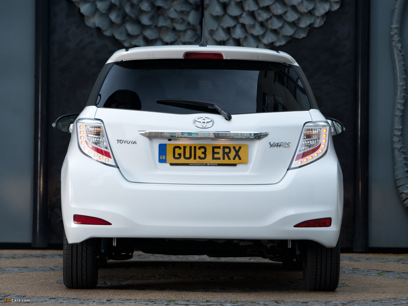 Toyota Yaris Trend 5-door UK-spec 2013 pictures (1600 x 1200)