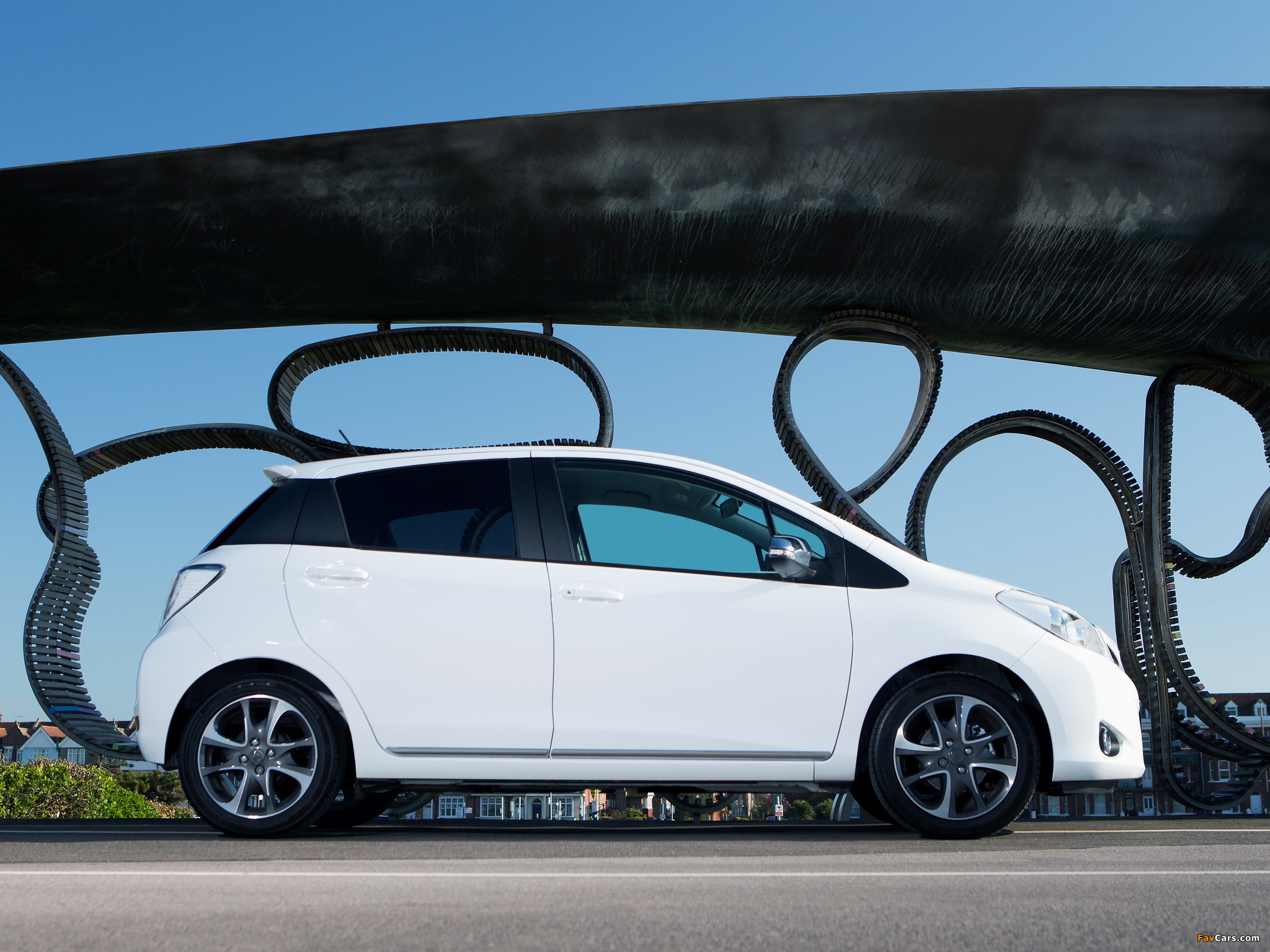 Toyota Yaris Trend 5-door UK-spec 2013 wallpapers (2048 x 1536)