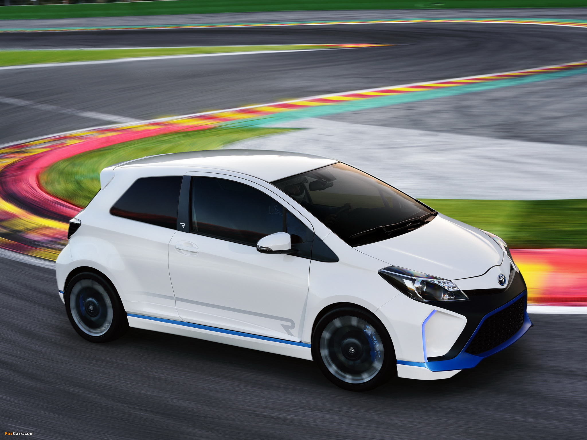 Toyota Yaris Hybrid-R Concept 2013 wallpapers (2048 x 1536)