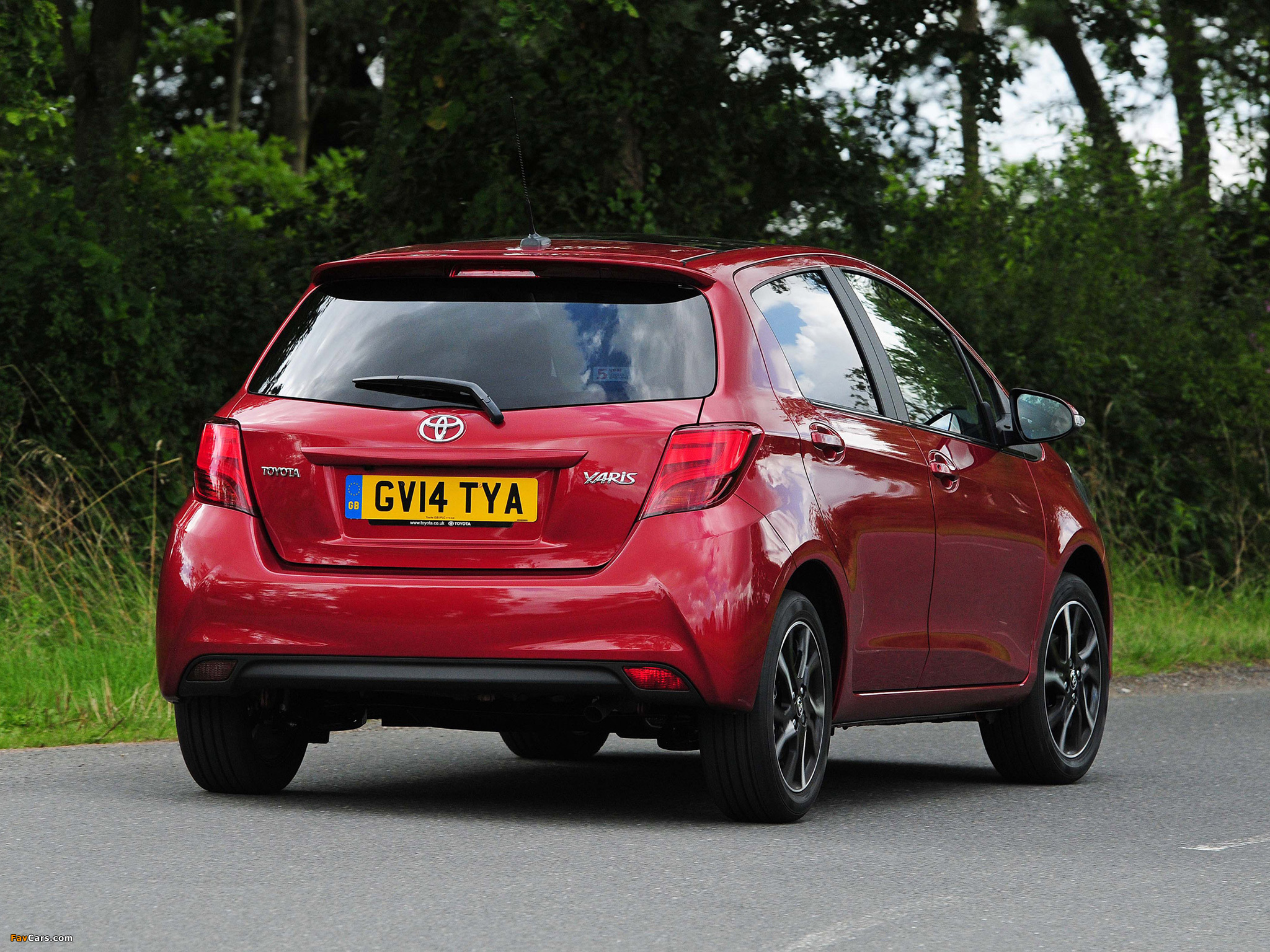 Toyota Yaris 5-door UK-spec 2014 images (2048 x 1536)