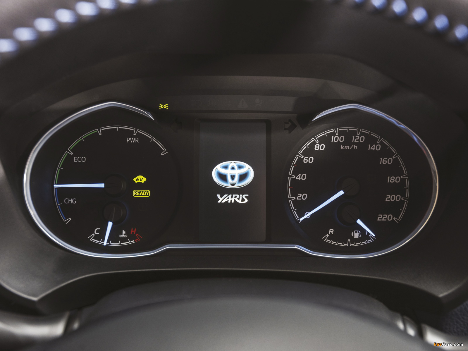Toyota Yaris Hybrid Bi-Tone 2017 photos (1600 x 1200)