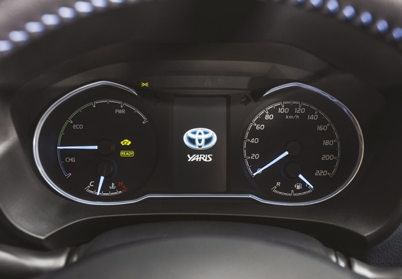 Toyota Yaris Hybrid Bi-Tone 2017 photos