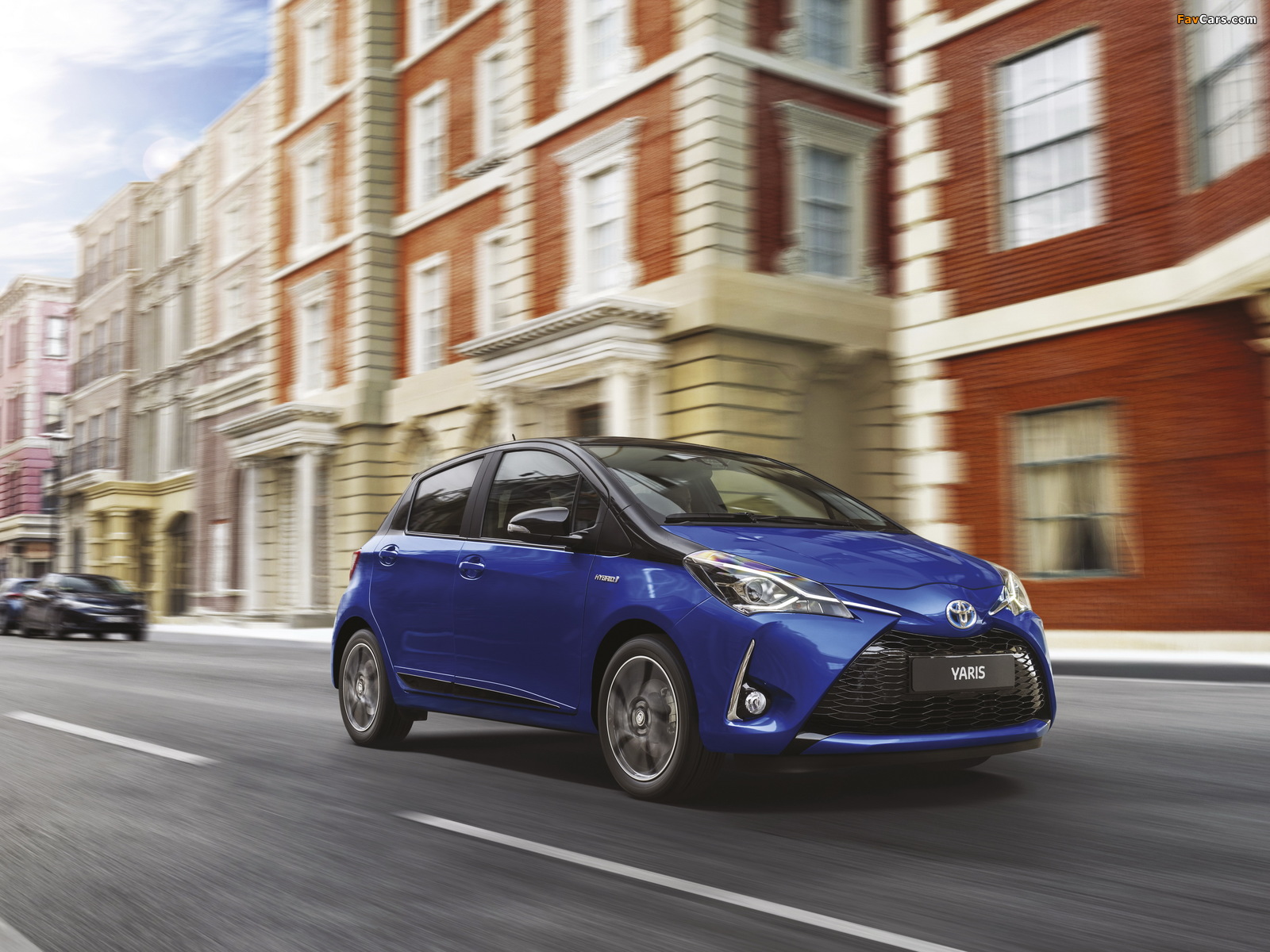 Toyota Yaris Hybrid Bi-Tone 2017 photos (1600 x 1200)