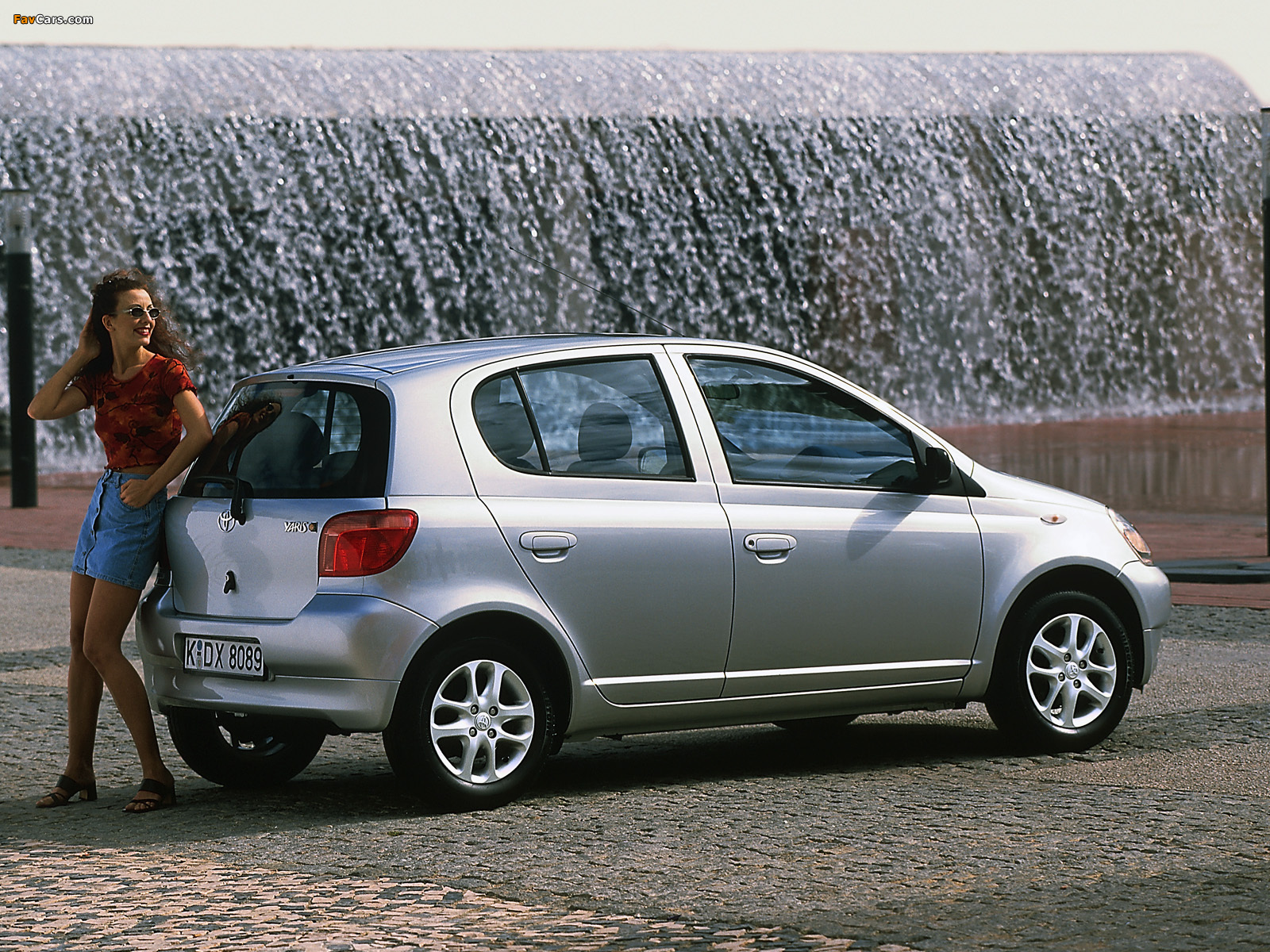 Toyota Yaris 5-door 1999–2003 wallpapers (1600 x 1200)