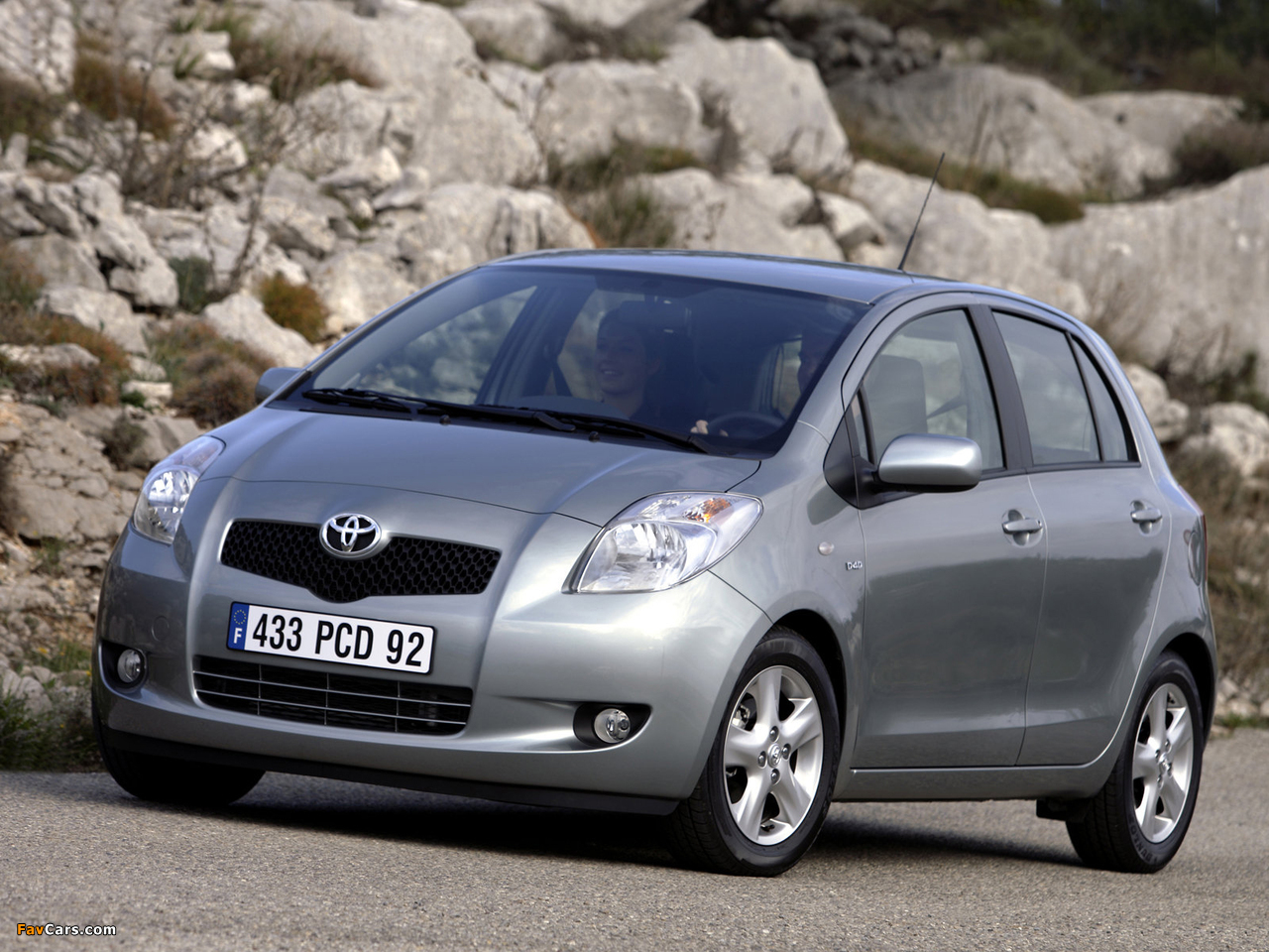 Toyota Yaris 5-door 2005–09 wallpapers (1280 x 960)