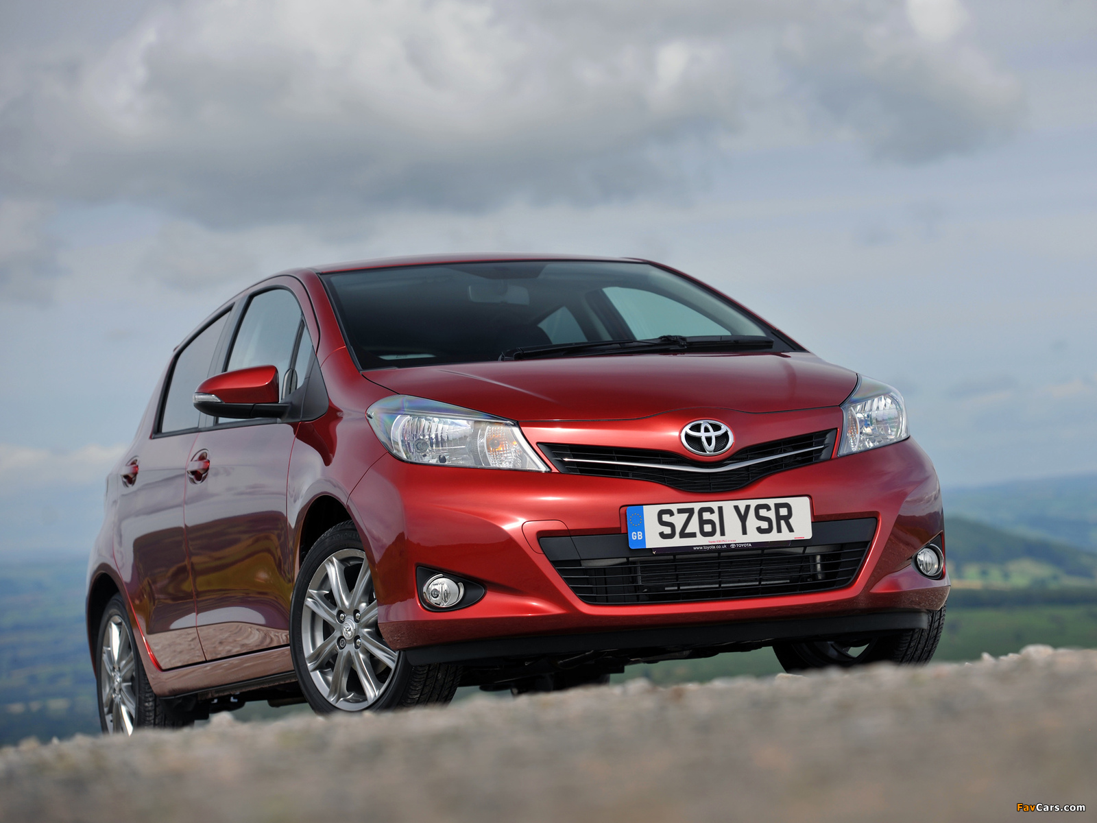 Toyota Yaris SR 5-door UK-spec 2011 wallpapers (1600 x 1200)