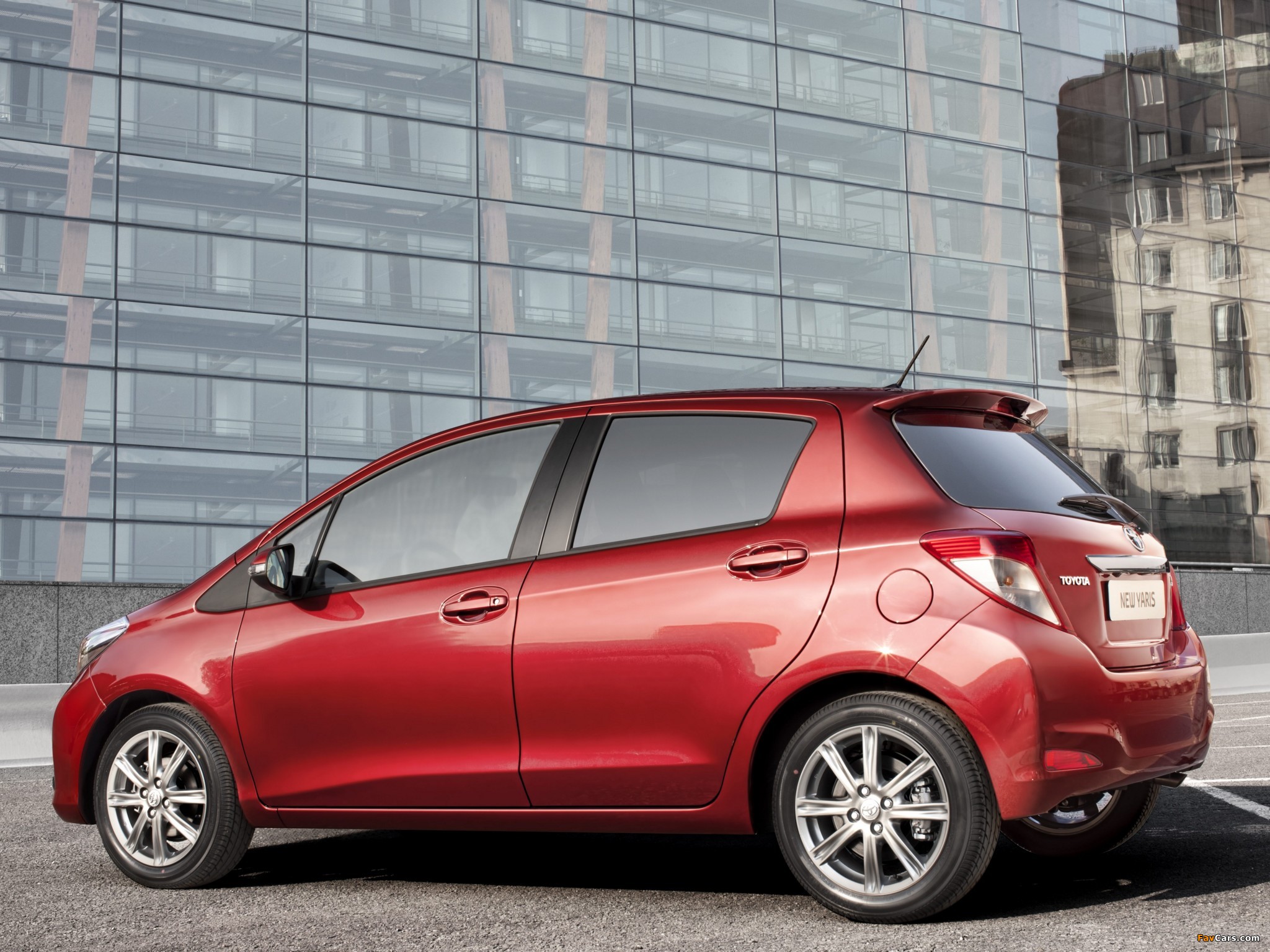 Toyota Yaris 5-door 2011 wallpapers (2048 x 1536)