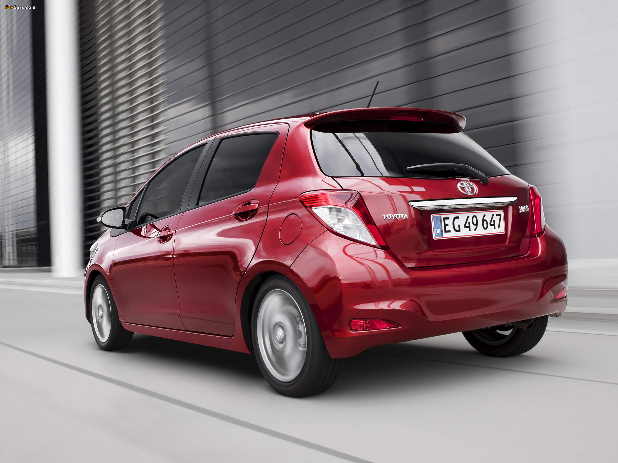 Toyota Yaris 5-door 2011 wallpapers (2048 x 1536)