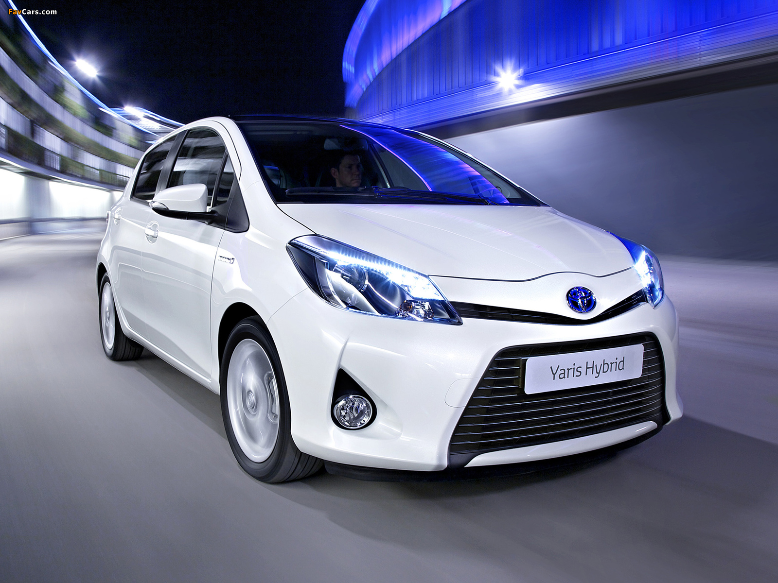 Toyota Yaris Hybrid 2012 wallpapers (1600 x 1200)