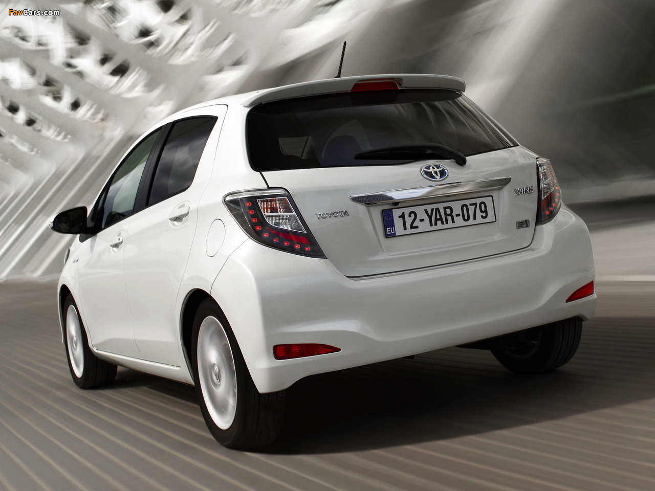 Toyota Yaris Hybrid 2012 wallpapers (1280 x 960)