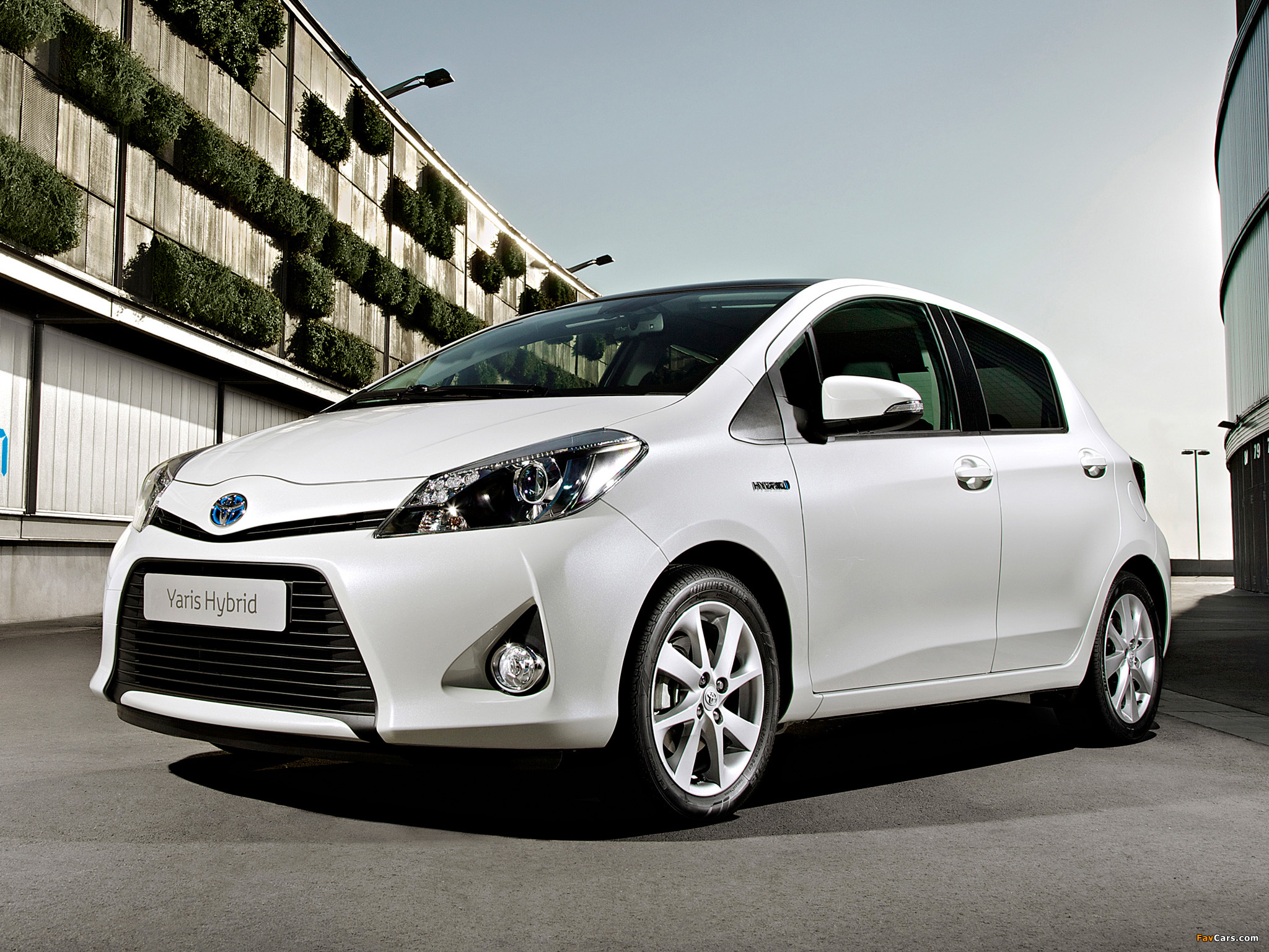 Toyota Yaris Hybrid 2012 wallpapers (2048 x 1536)