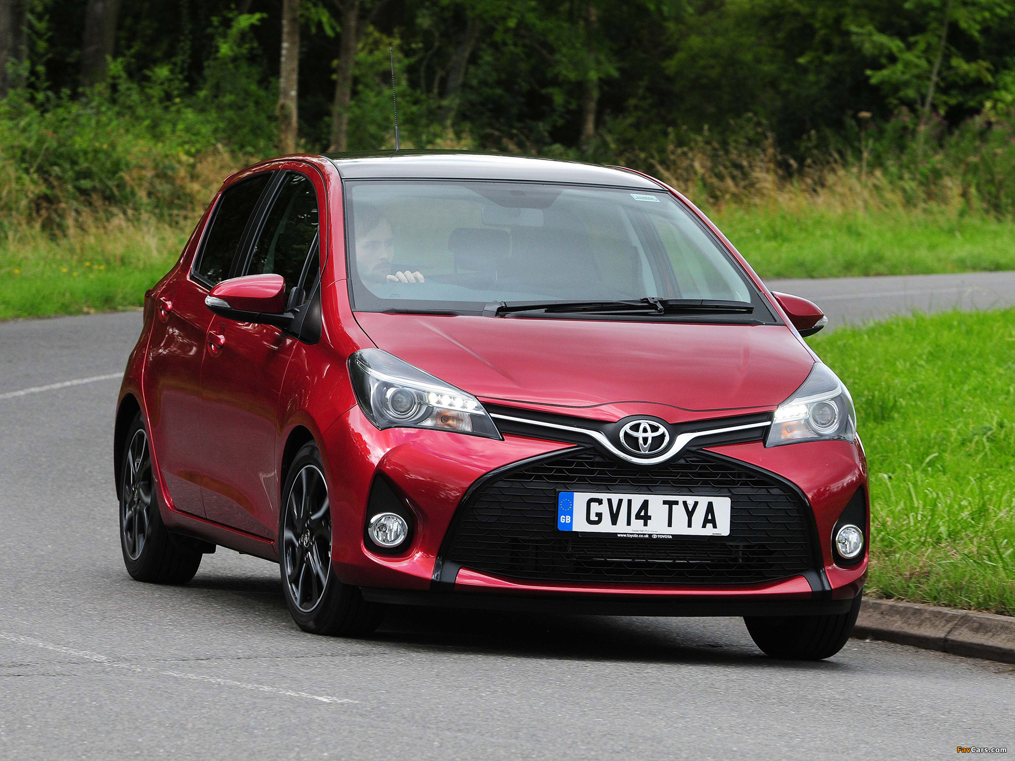 Toyota Yaris 5-door UK-spec 2014 wallpapers (2048 x 1536)