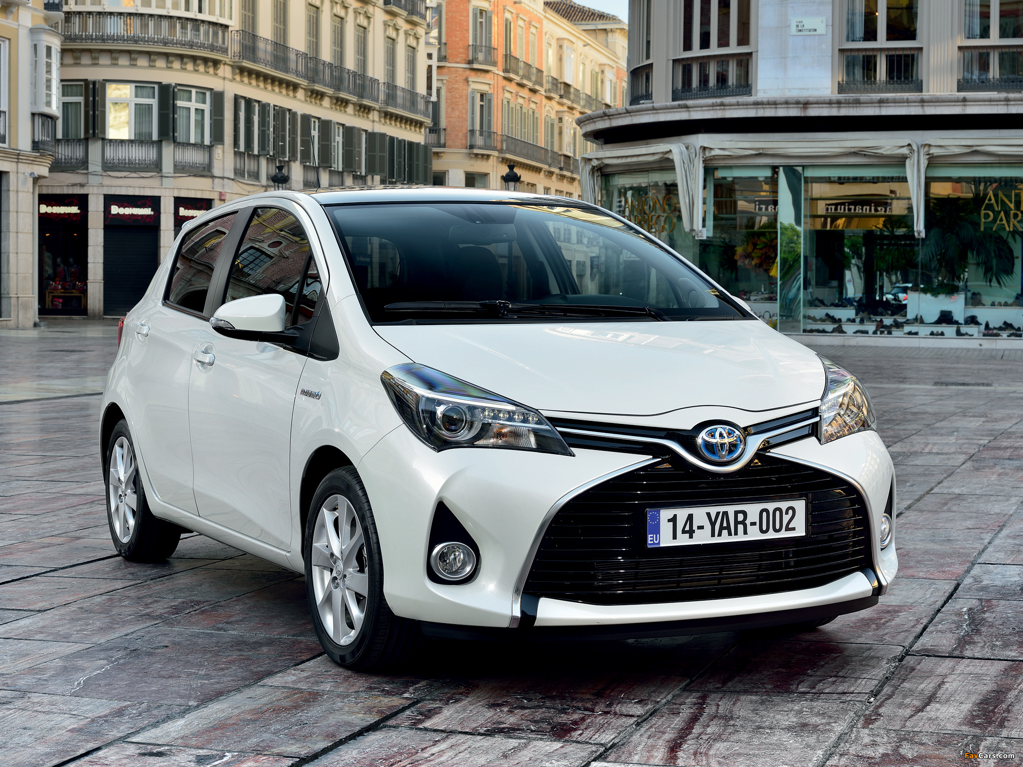 Toyota Yaris Hybrid 2014 wallpapers (2048 x 1536)