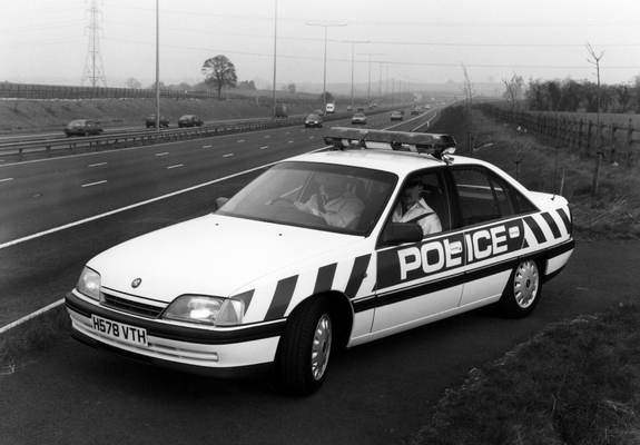 Vauxhall Carlton 2.6i Police 1990–94 pictures