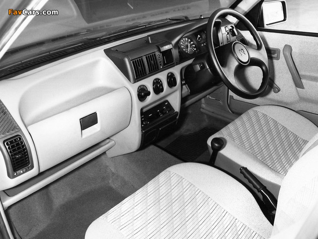 Pictures of Vauxhall Nova Saloon Merit 4-door 1990–92 (640 x 480)
