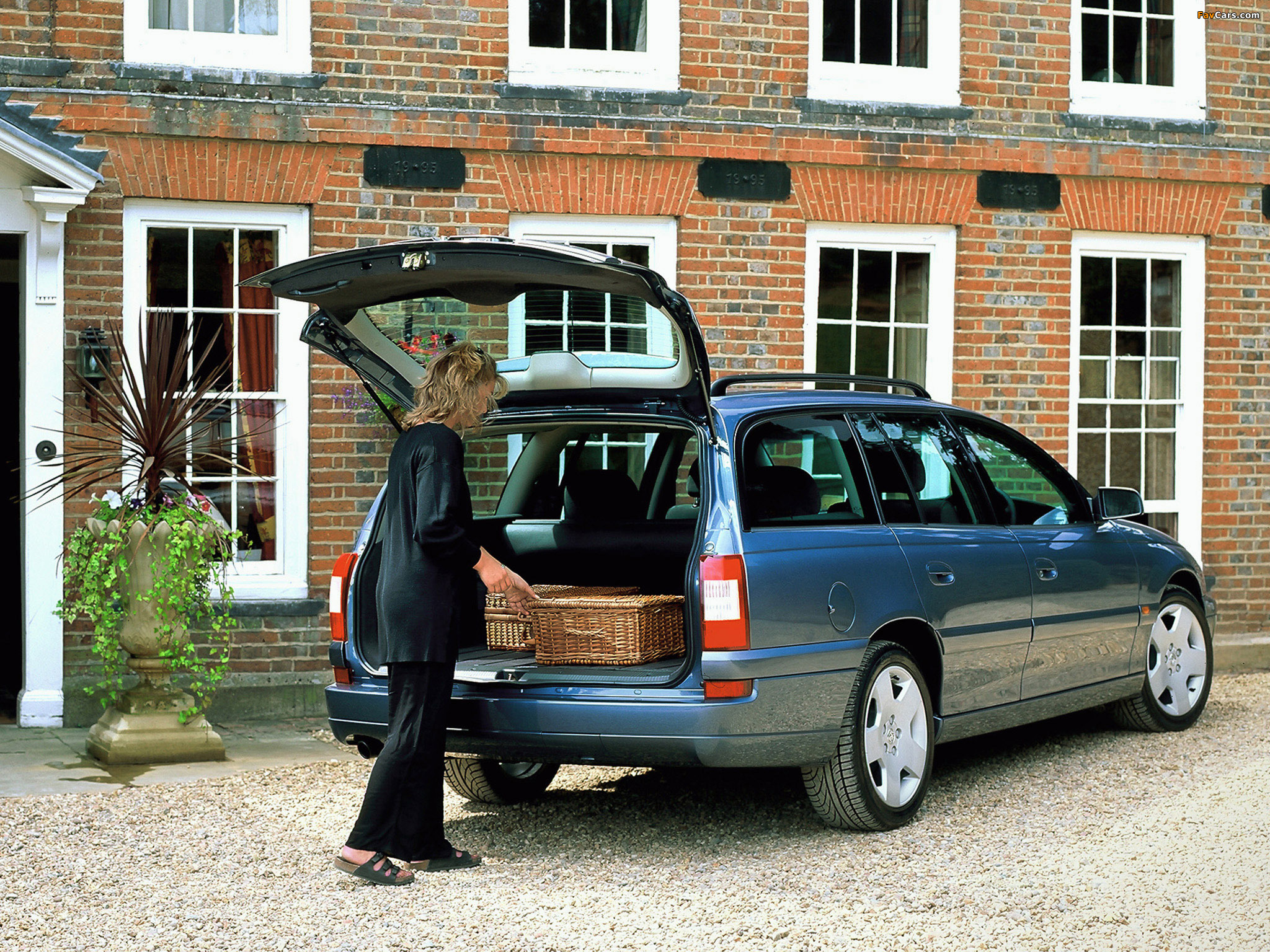Photos of Vauxhall Omega Caravan (B) 1999–2003 (2048 x 1536)