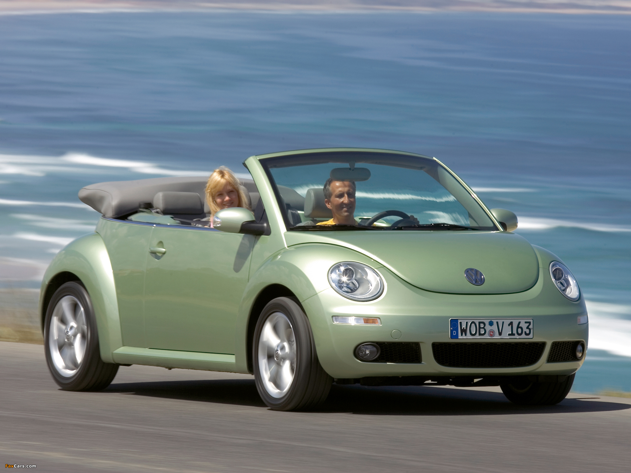 Photos of Volkswagen New Beetle Cabrio 2006–10 (2048 x 1536)