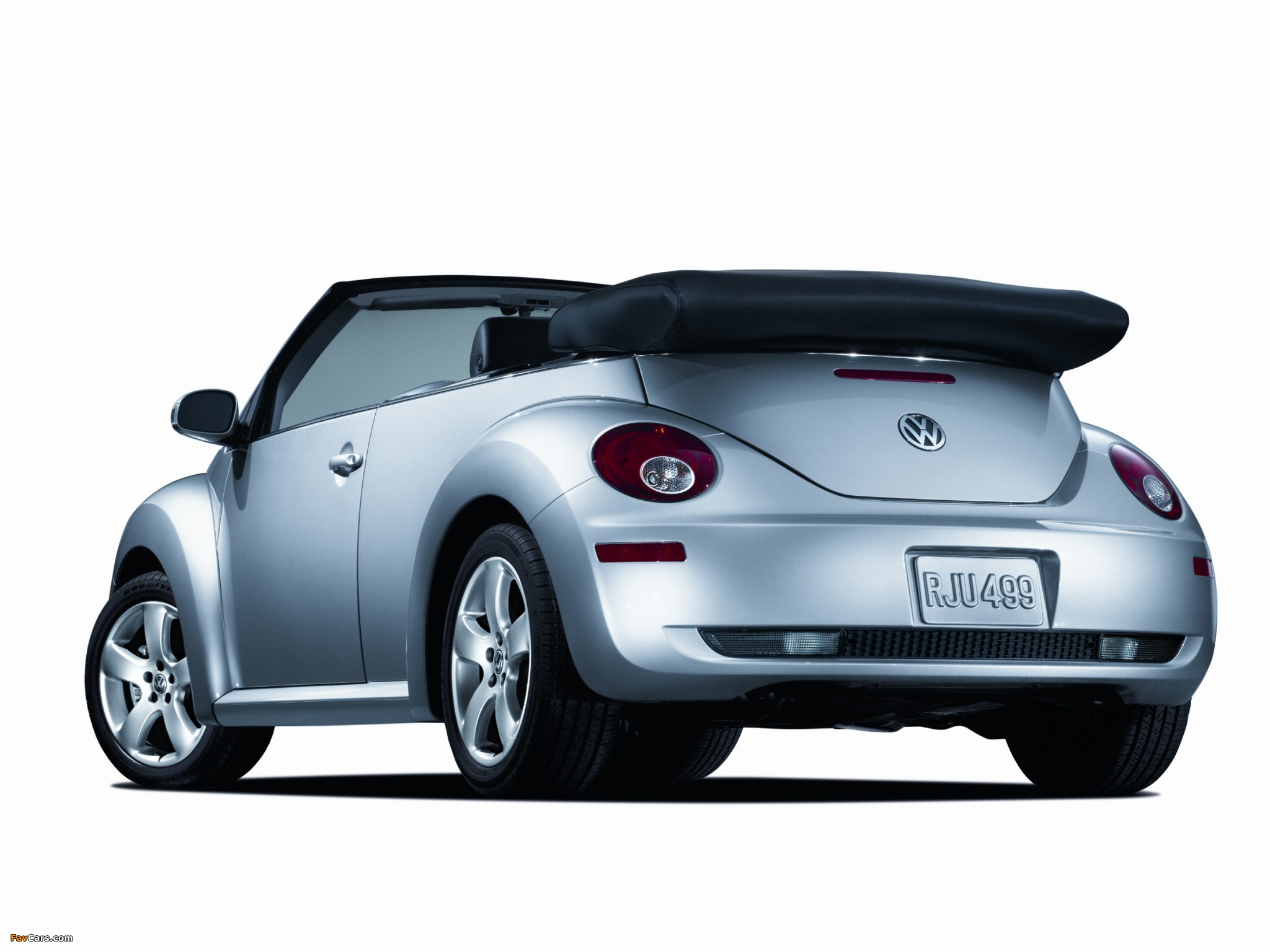 Photos of Volkswagen New Beetle Convertible 2006–10 (2048 x 1536)
