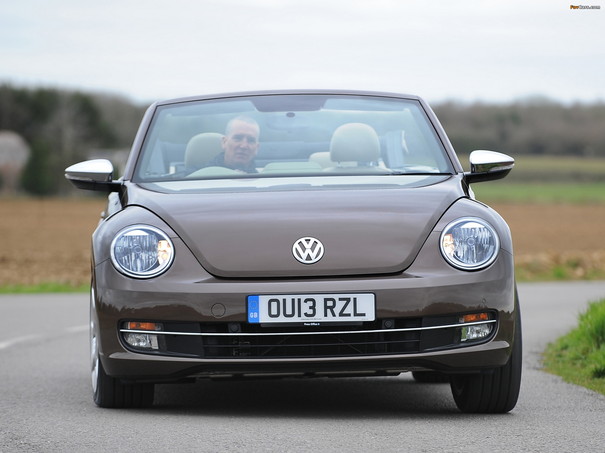 Photos of Volkswagen Beetle Cabrio 70s Edition UK-spec 2013 (2048 x 1536)
