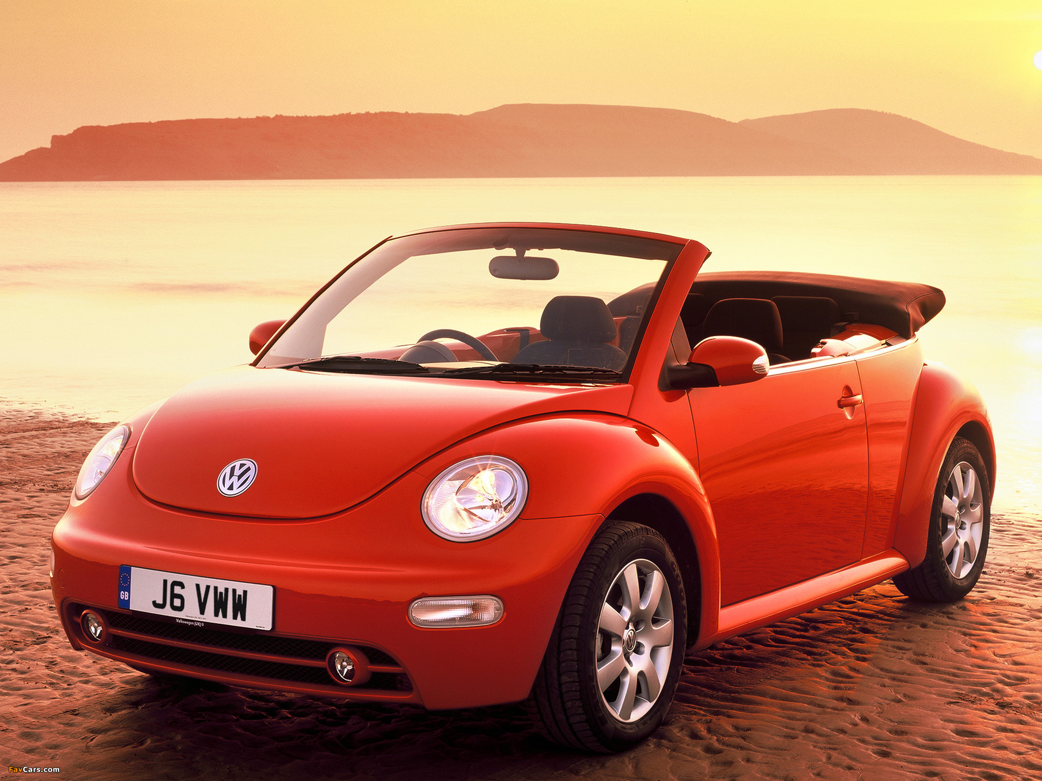 Volkswagen New Beetle Cabrio UK-spec 2000–05 pictures (2048 x 1536)