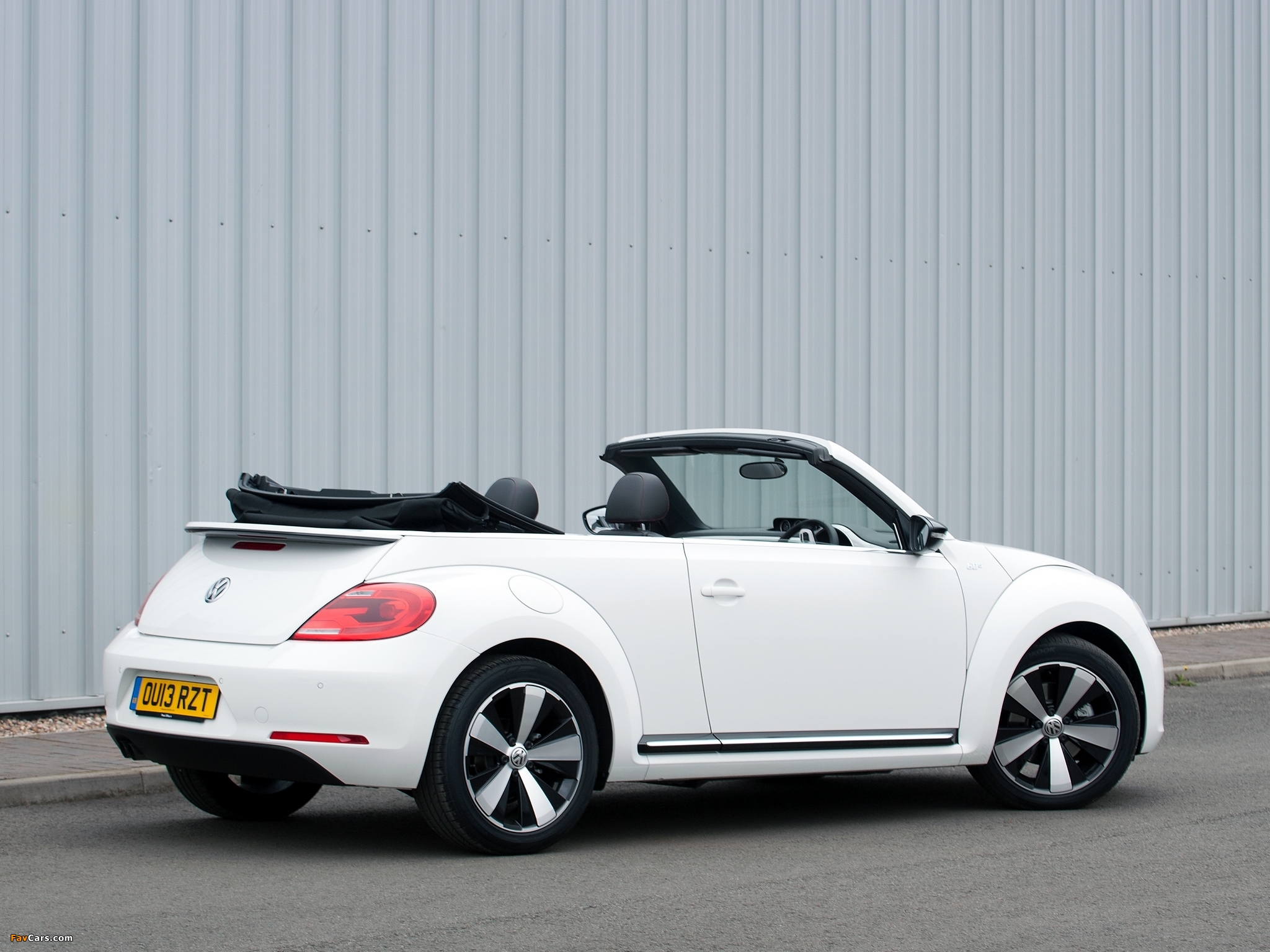 Volkswagen Beetle Cabrio 60s Edition UK-spec 2013 images (2048 x 1536)