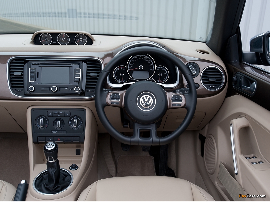 Volkswagen Beetle Cabrio 70s Edition UK-spec 2013 photos (1024 x 768)