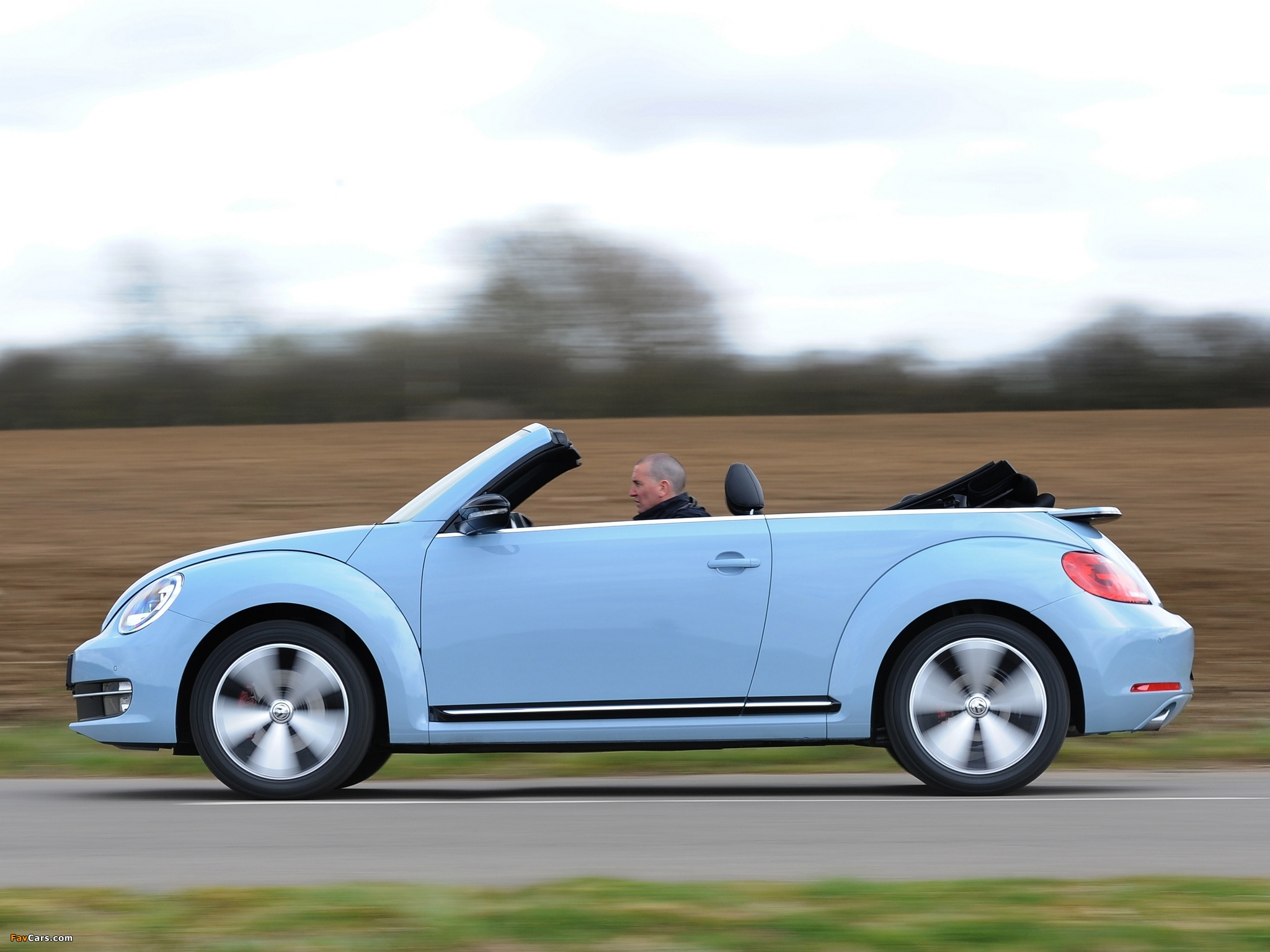 Volkswagen Beetle Cabrio UK-spec 2013 photos (2048 x 1536)