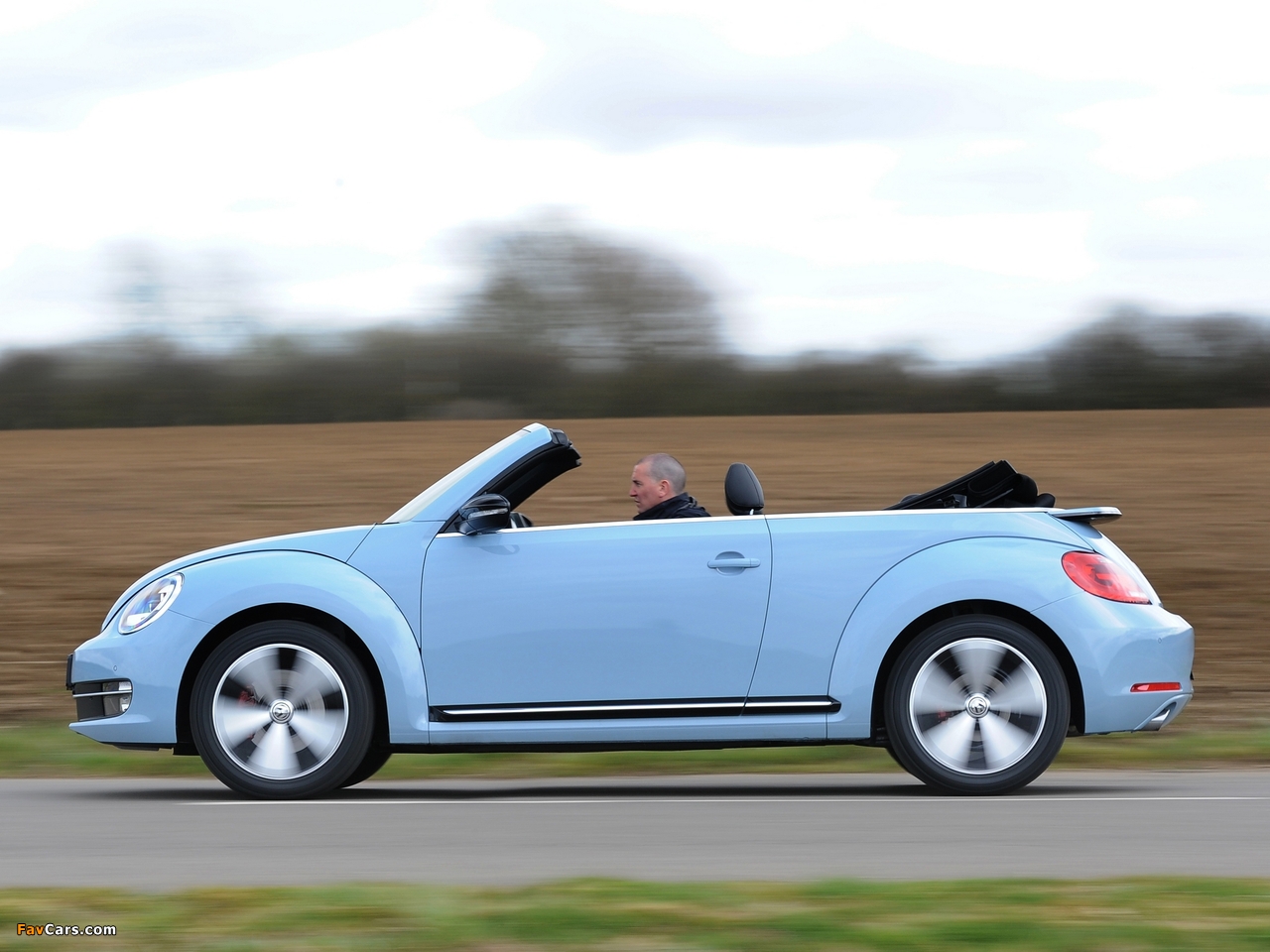 Volkswagen Beetle Cabrio UK-spec 2013 photos (1280 x 960)
