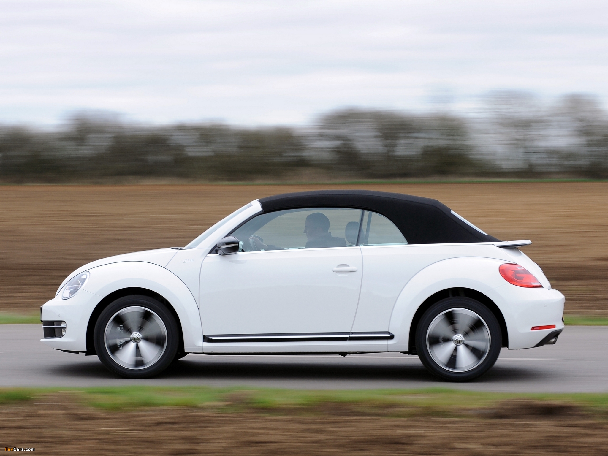Volkswagen Beetle Cabrio 60s Edition UK-spec 2013 pictures (2048 x 1536)