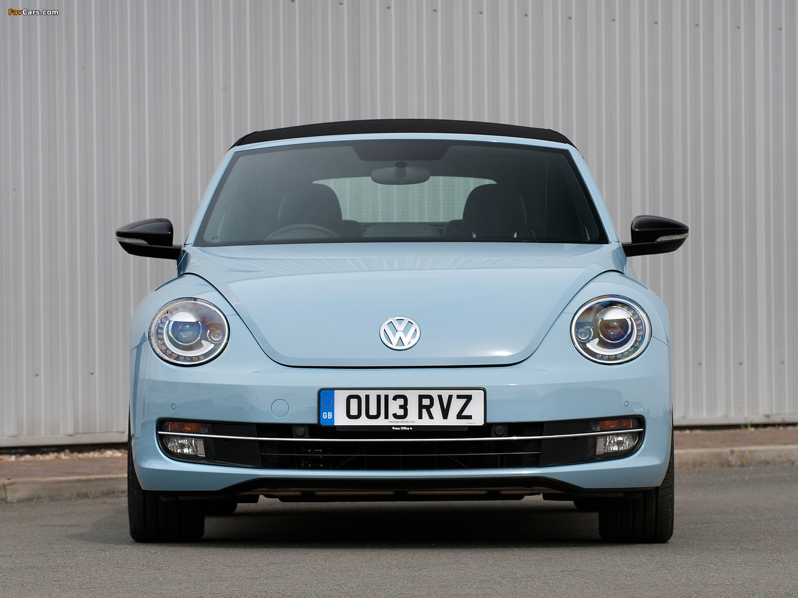 Volkswagen Beetle Cabrio UK-spec 2013 wallpapers (1600 x 1200)