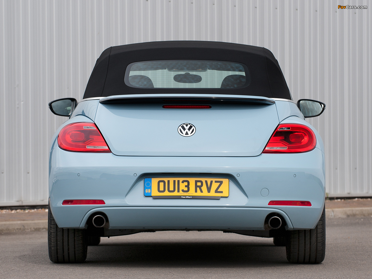Volkswagen Beetle Cabrio UK-spec 2013 wallpapers (1280 x 960)