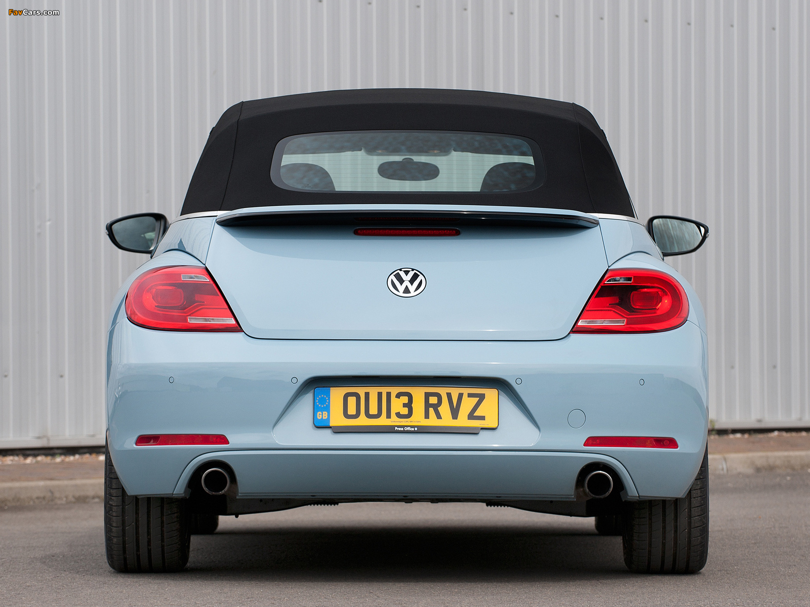 Volkswagen Beetle Cabrio UK-spec 2013 wallpapers (1600 x 1200)