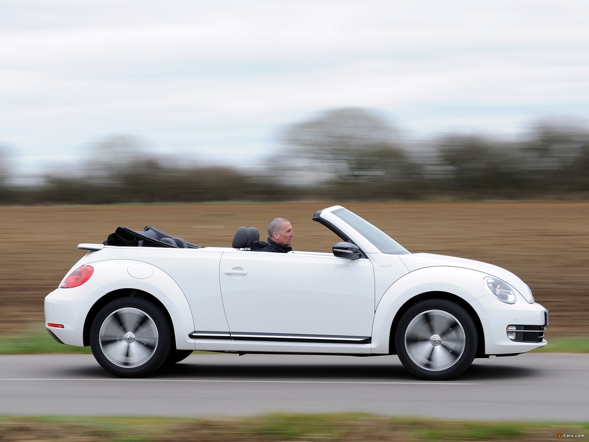 Volkswagen Beetle Cabrio 60s Edition UK-spec 2013 wallpapers (2048 x 1536)