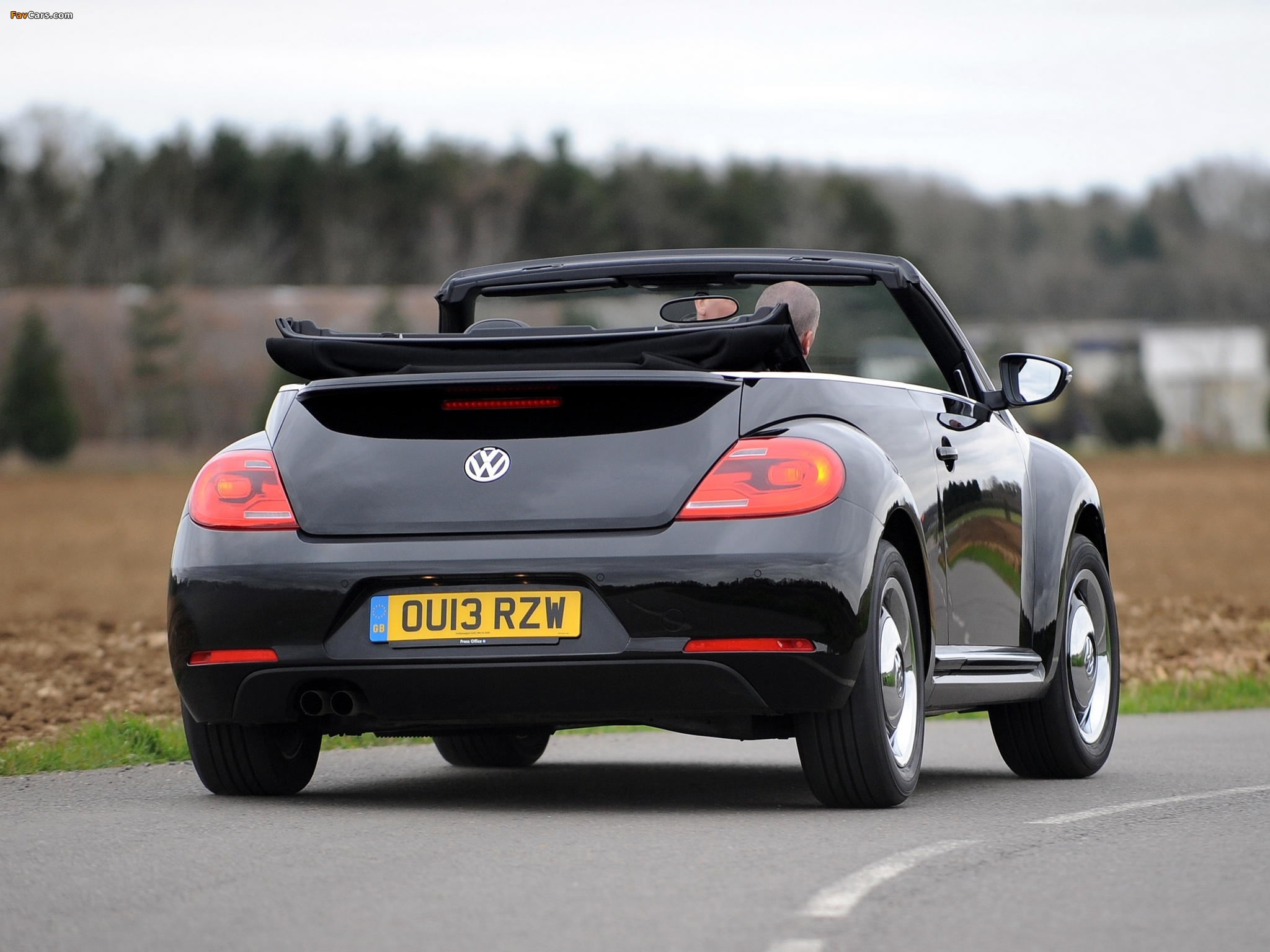 Volkswagen Beetle Cabrio 50s Edition UK-spec 2013 wallpapers (2048 x 1536)