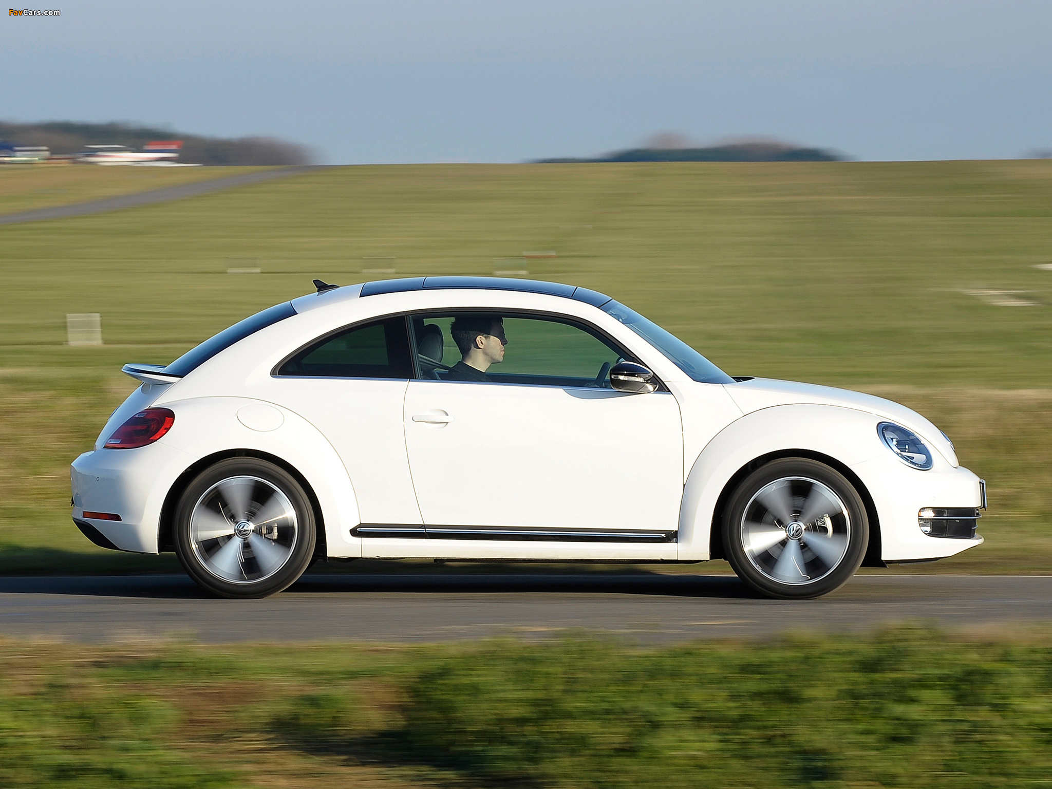 Volkswagen Beetle UK-spec 2011 wallpapers (2048 x 1536)
