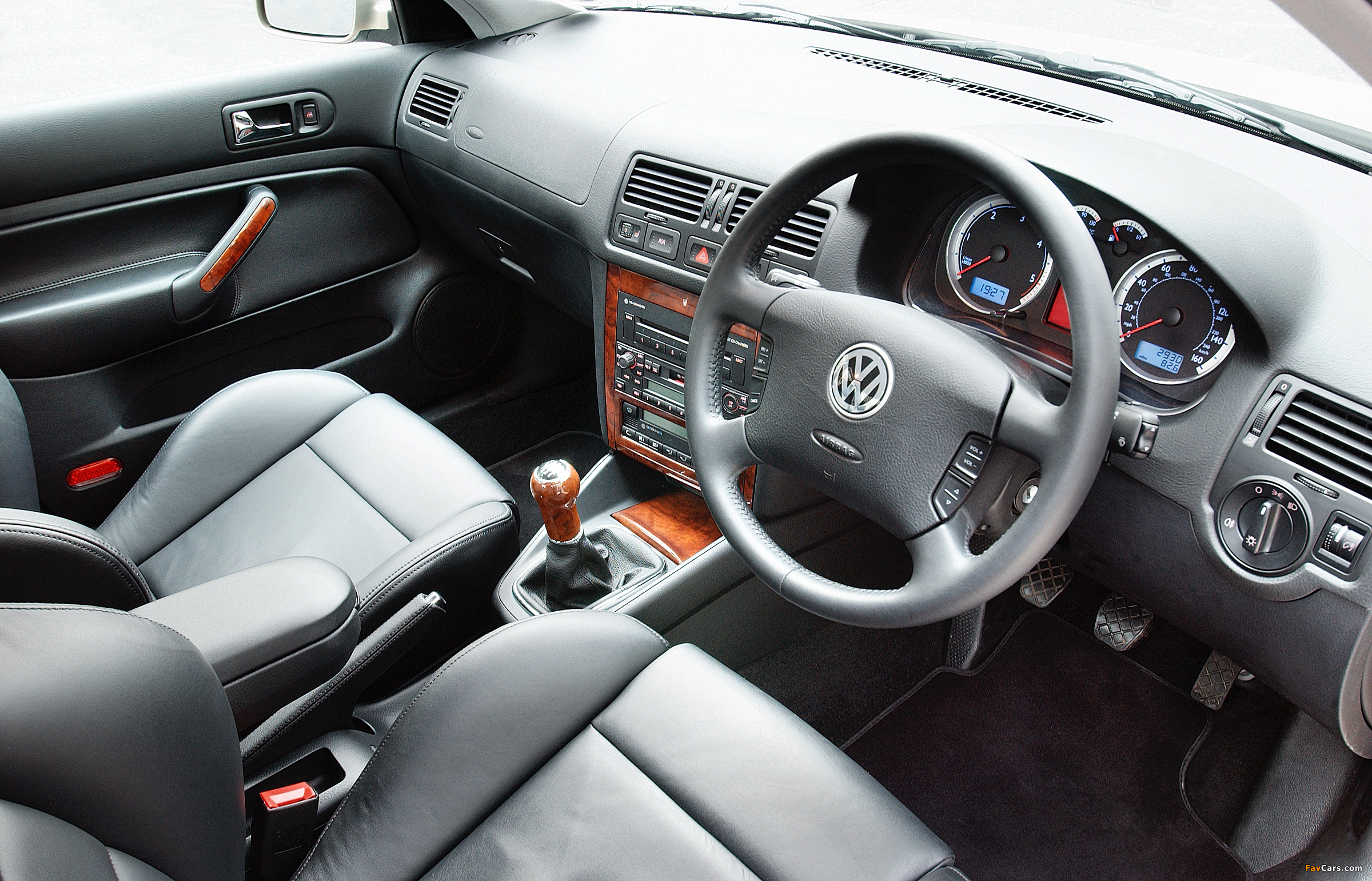 Volkswagen Bora UK-spec 1998–2005 pictures (2400 x 1541)