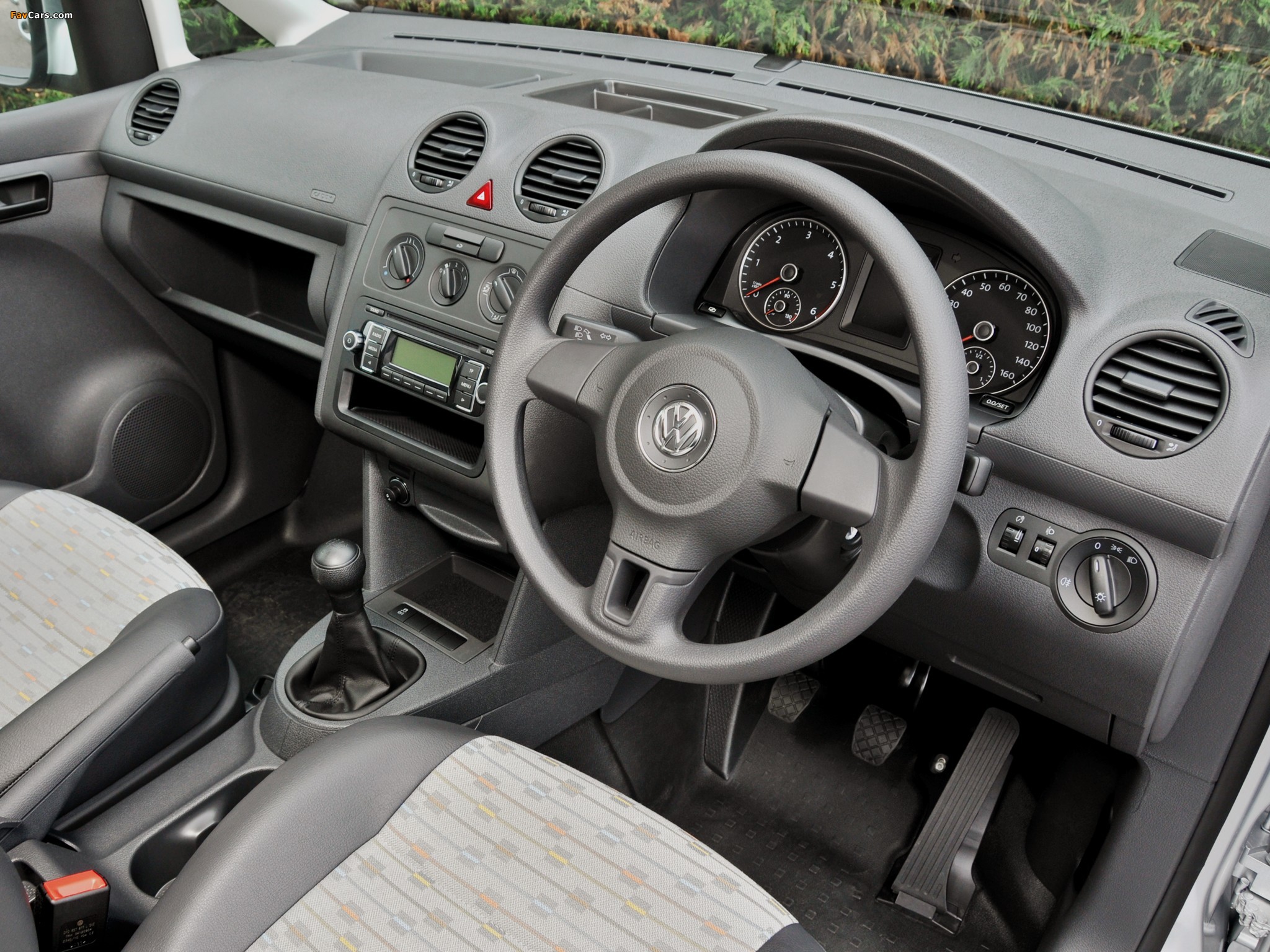 Images of Volkswagen Caddy Kasten Maxi UK-spec (Type 2K) 2010 (2048 x 1536)
